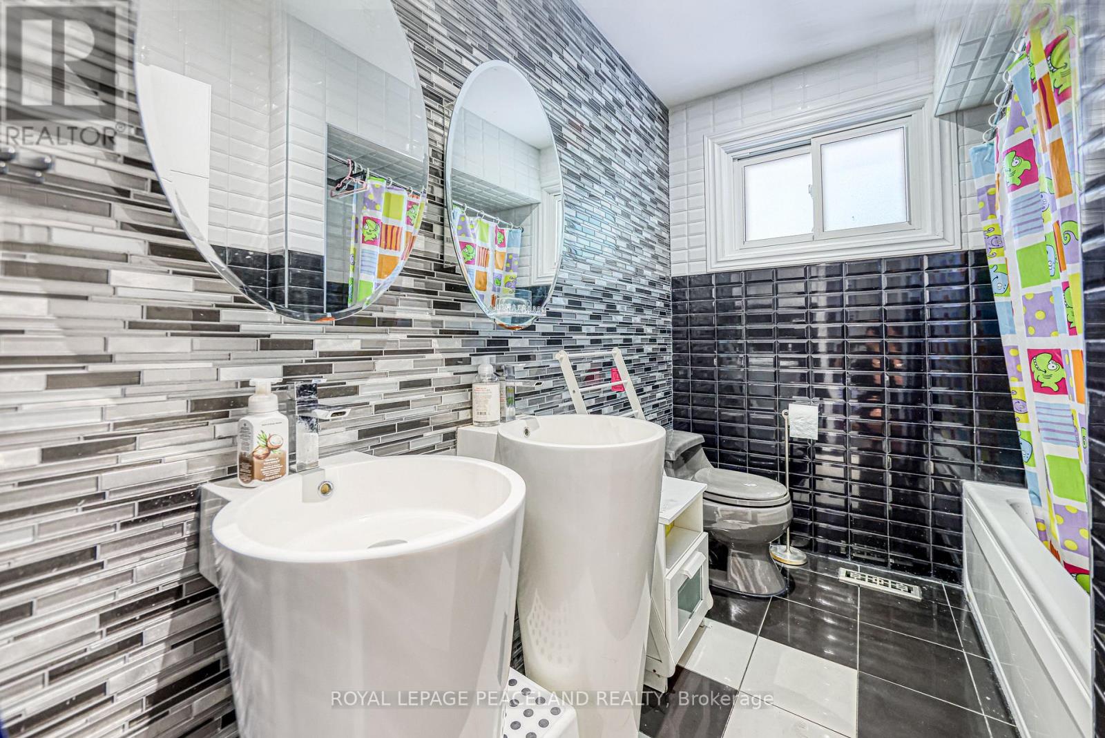 Photo 12 of 17 Willowgate Drive, Markham ON