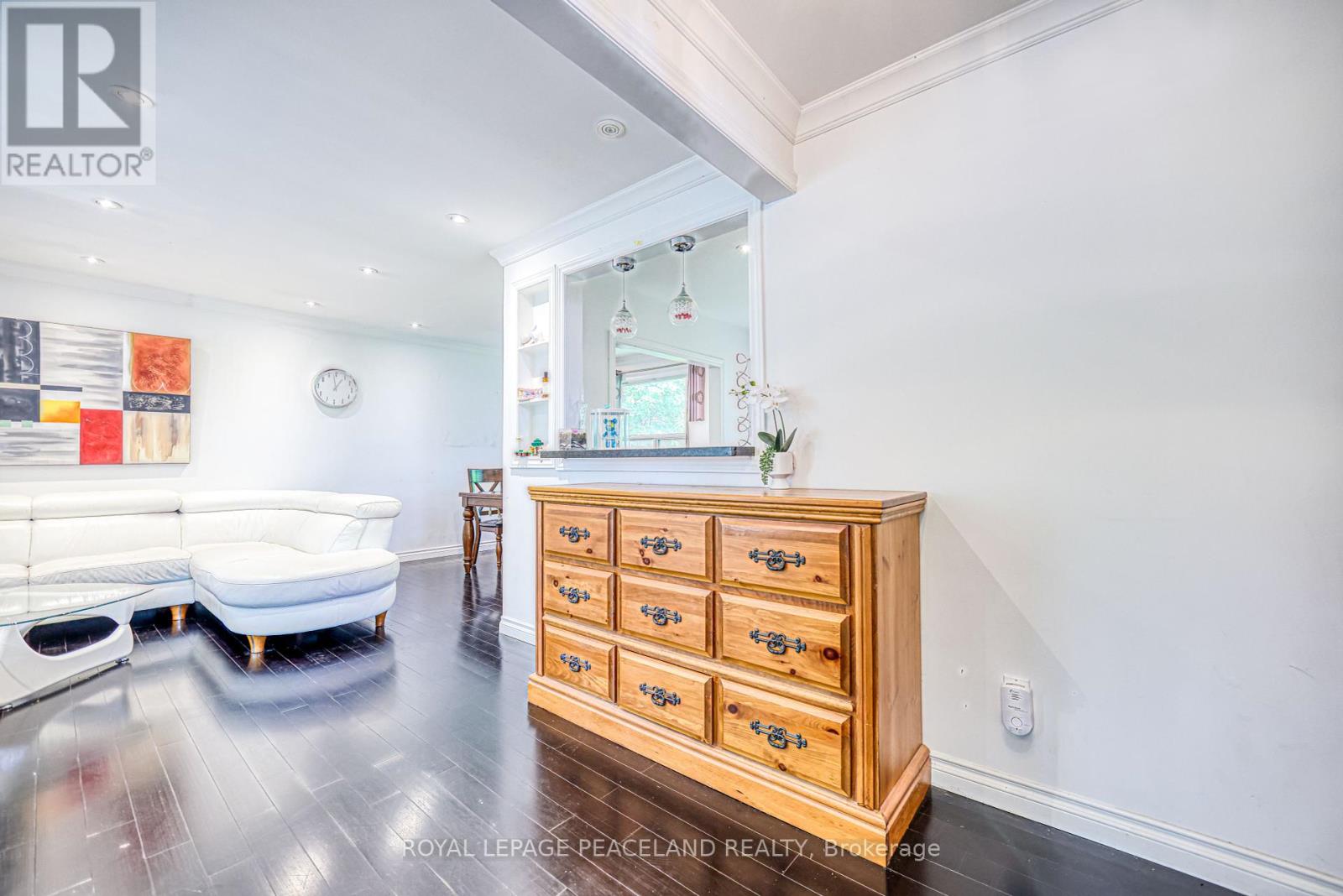 Photo 5 of 17 Willowgate Drive, Markham ON