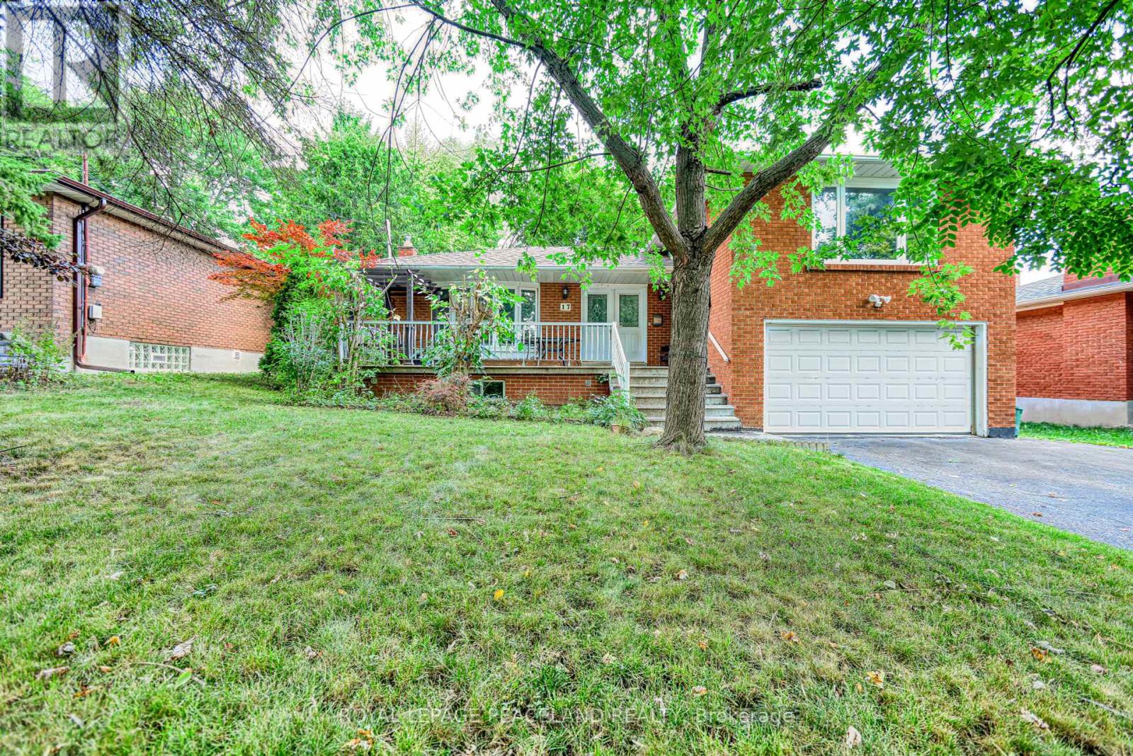 Photo 4 of 17 Willowgate Drive, Markham ON