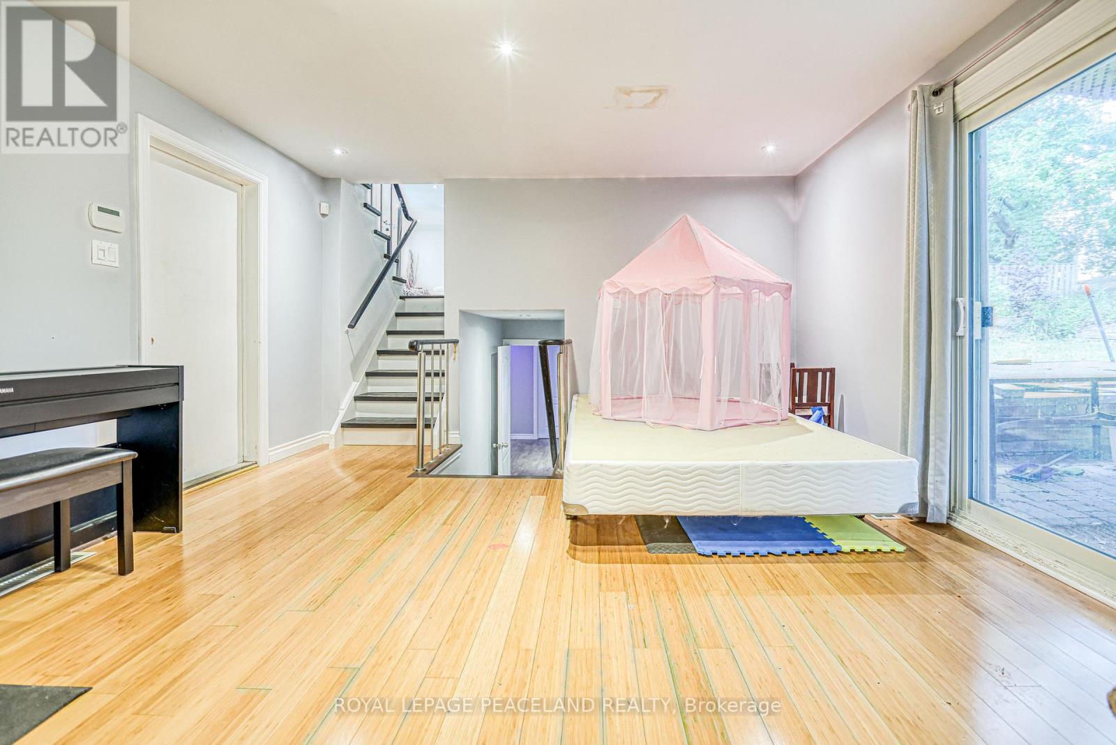 Photo 10 of 17 Willowgate Drive, Markham ON