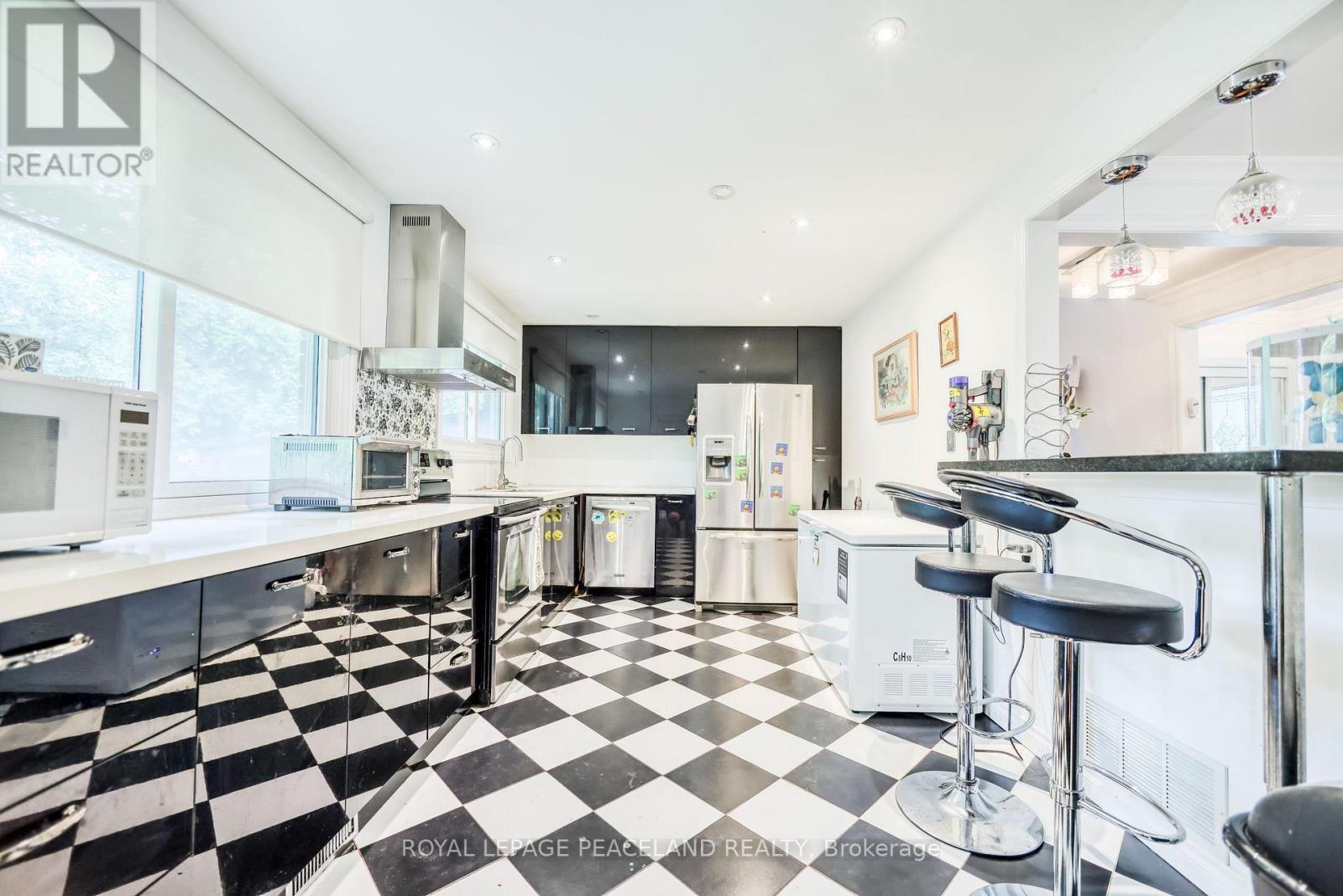 Photo 11 of 17 Willowgate Drive, Markham ON