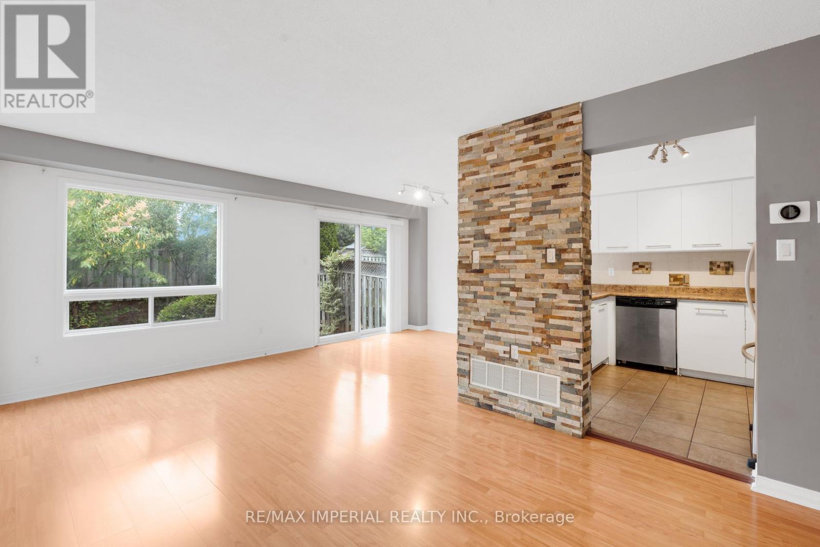 Photo 15 of 99 Islay Crescent, Vaughan ON