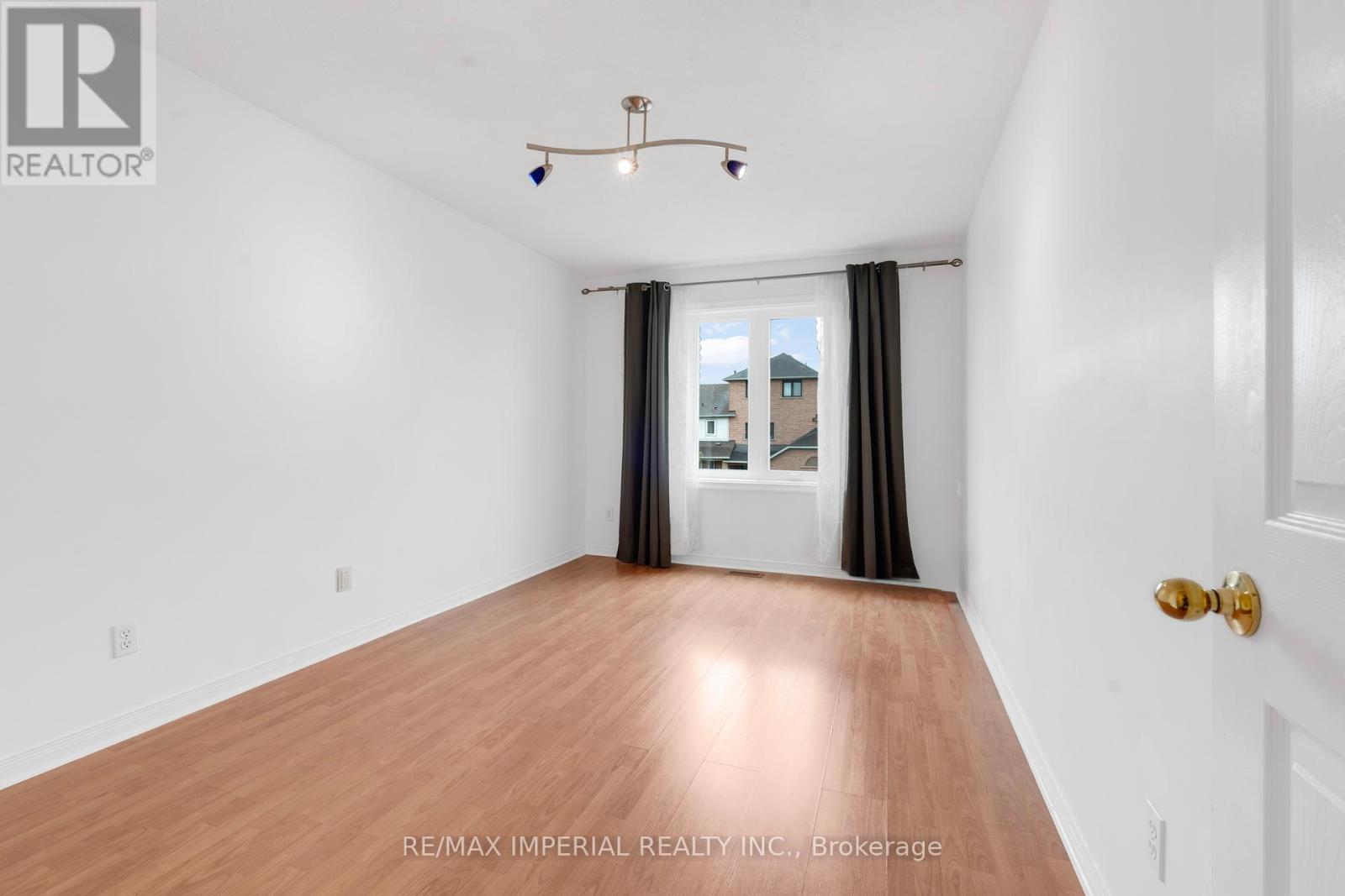 Photo 22 of 99 Islay Crescent, Vaughan ON