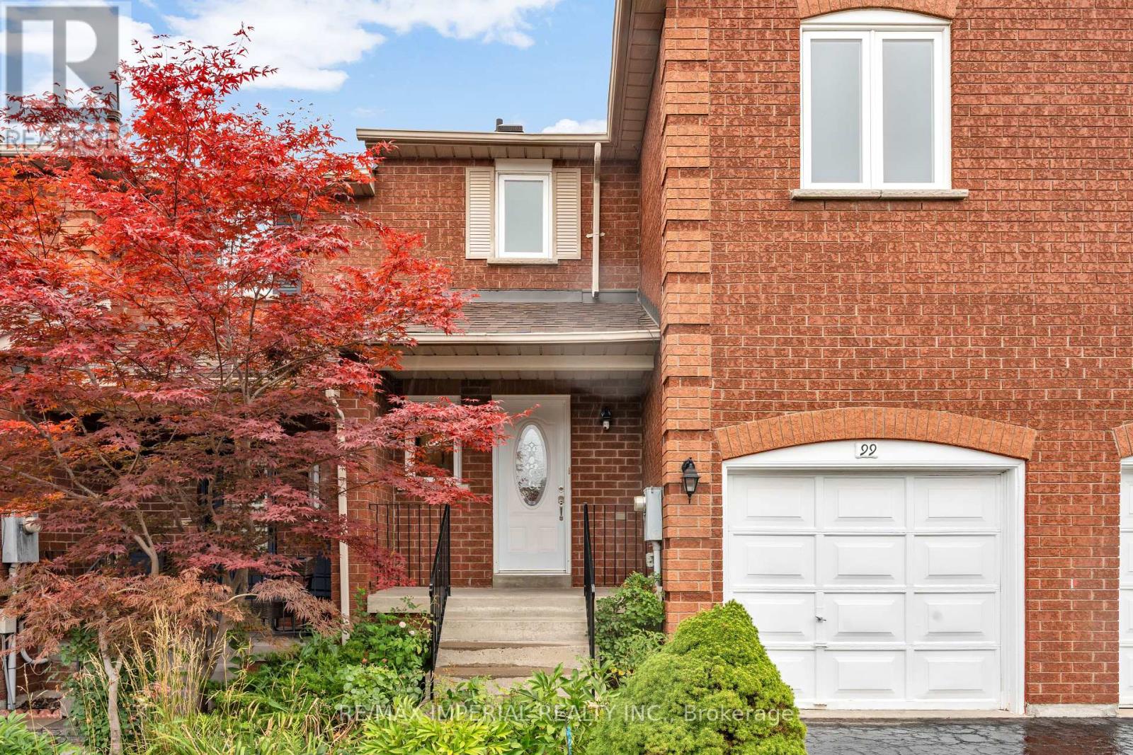 Photo 3 of 99 Islay Crescent, Vaughan ON