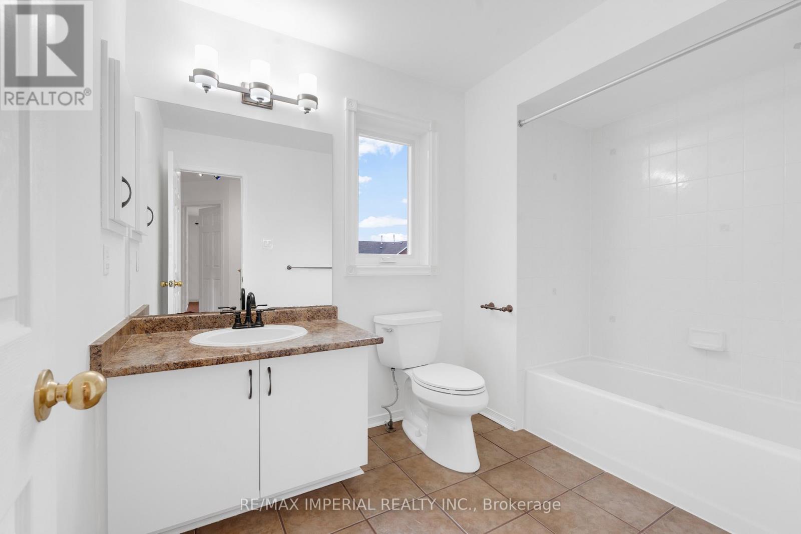 Photo 31 of 99 Islay Crescent, Vaughan ON