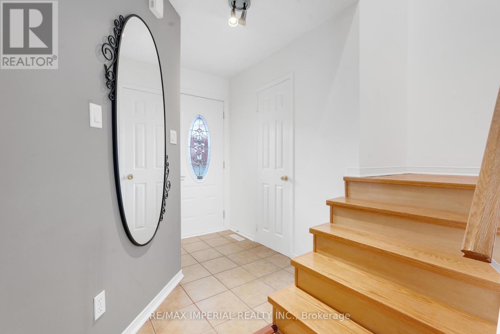 Photo 5 of 99 Islay Crescent, Vaughan ON