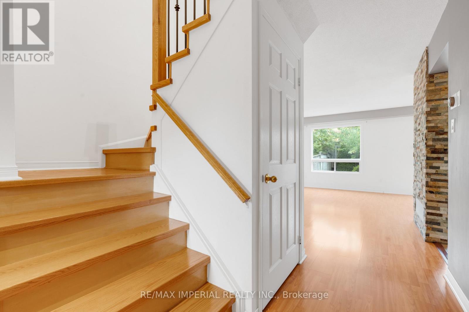 Photo 8 of 99 Islay Crescent, Vaughan ON