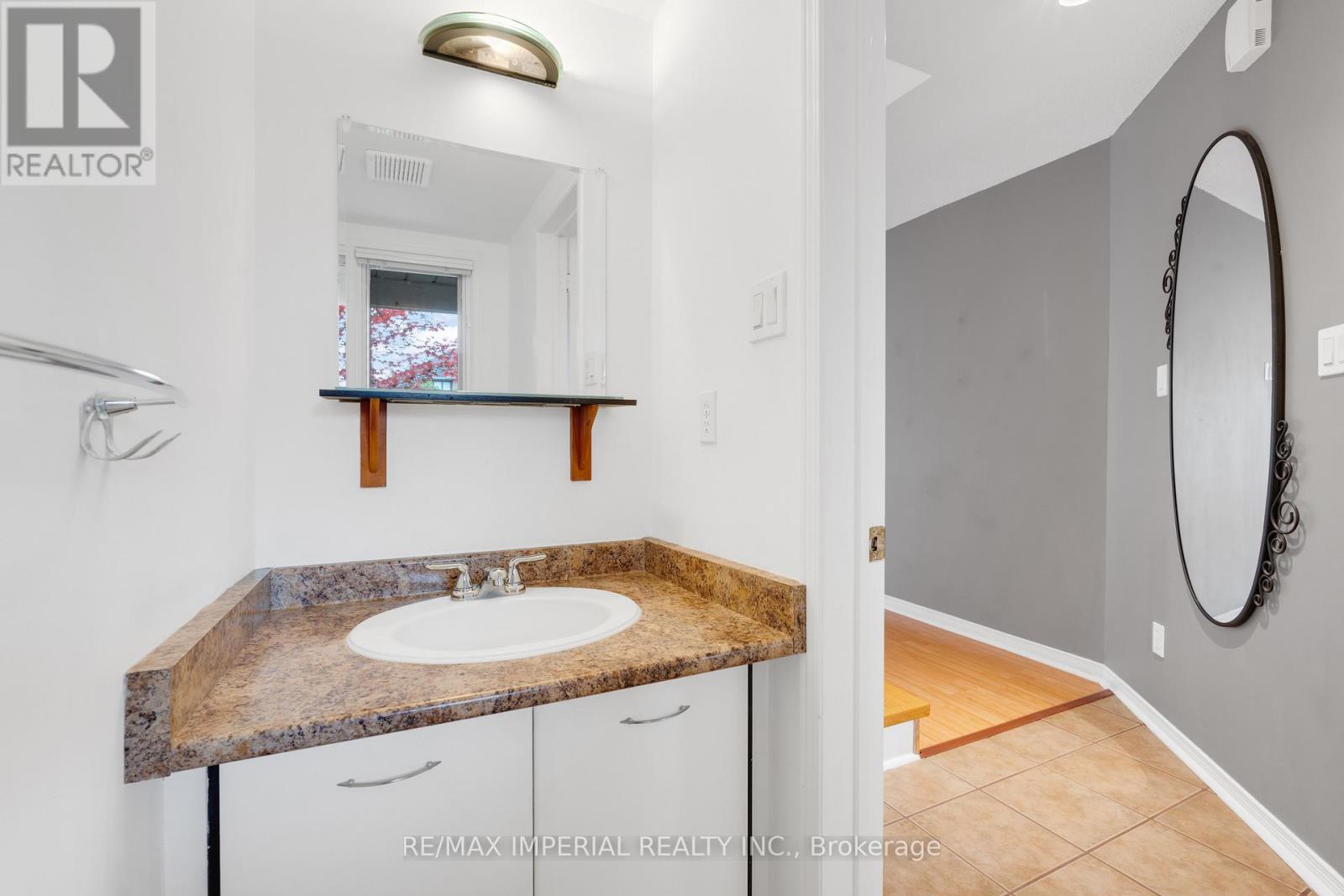 Photo 9 of 99 Islay Crescent, Vaughan ON