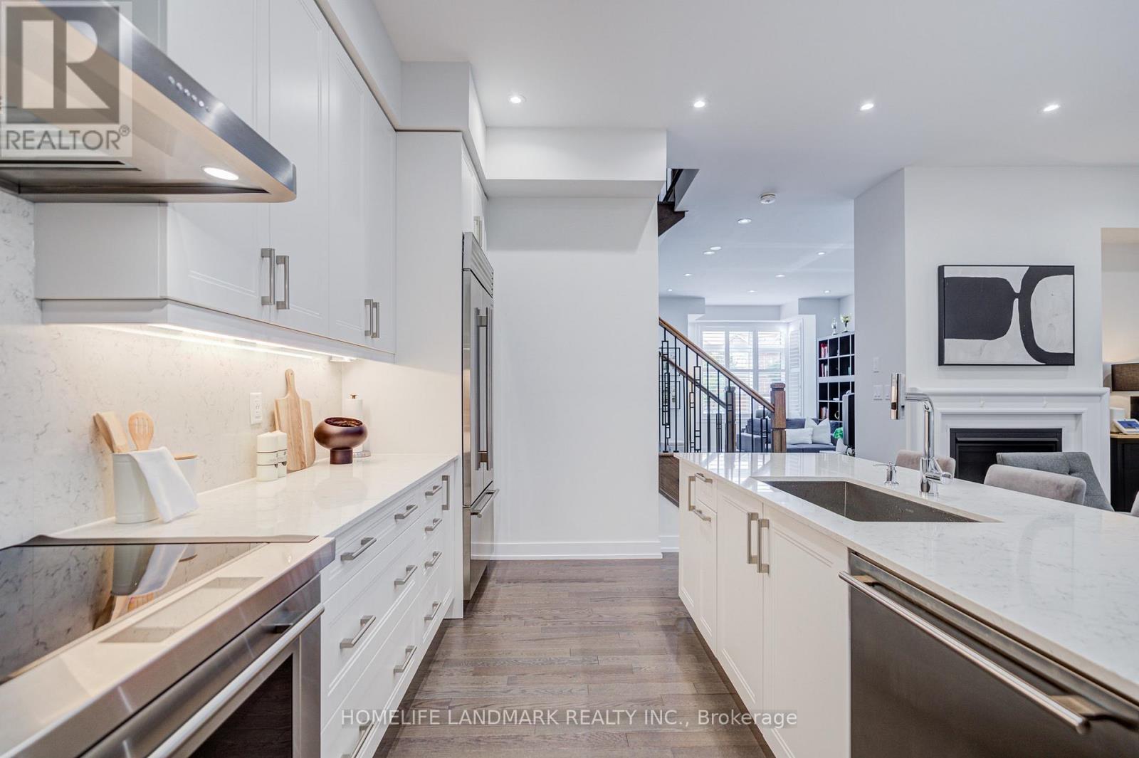 Photo 11 of 33 Golden Fern Street, Markham ON