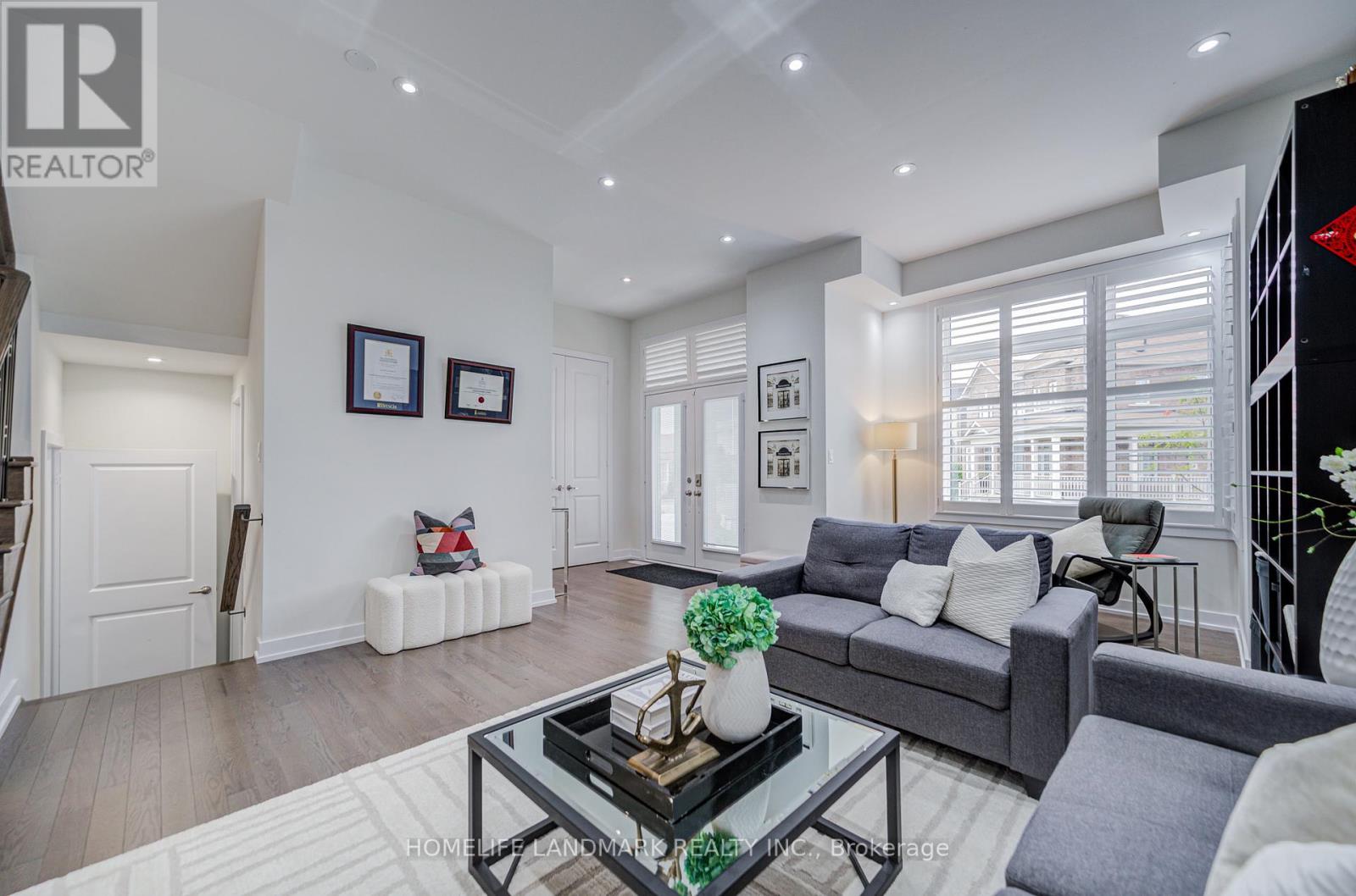 Photo 3 of 33 Golden Fern Street, Markham ON