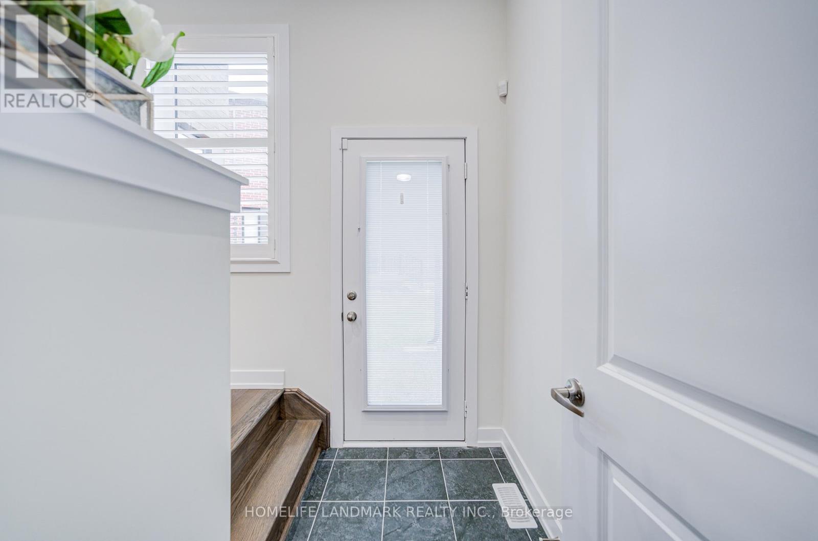 Photo 5 of 33 Golden Fern Street, Markham ON