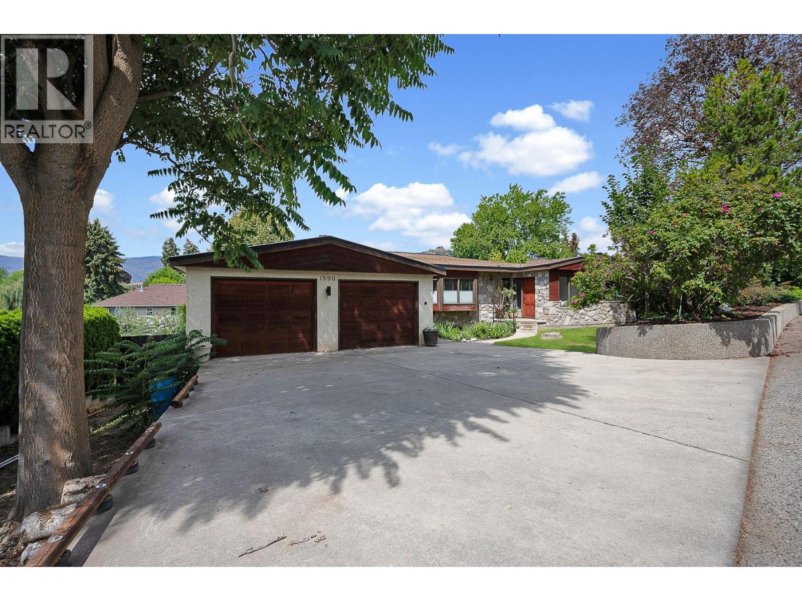 1590 WILLOW CRESCENT - 1