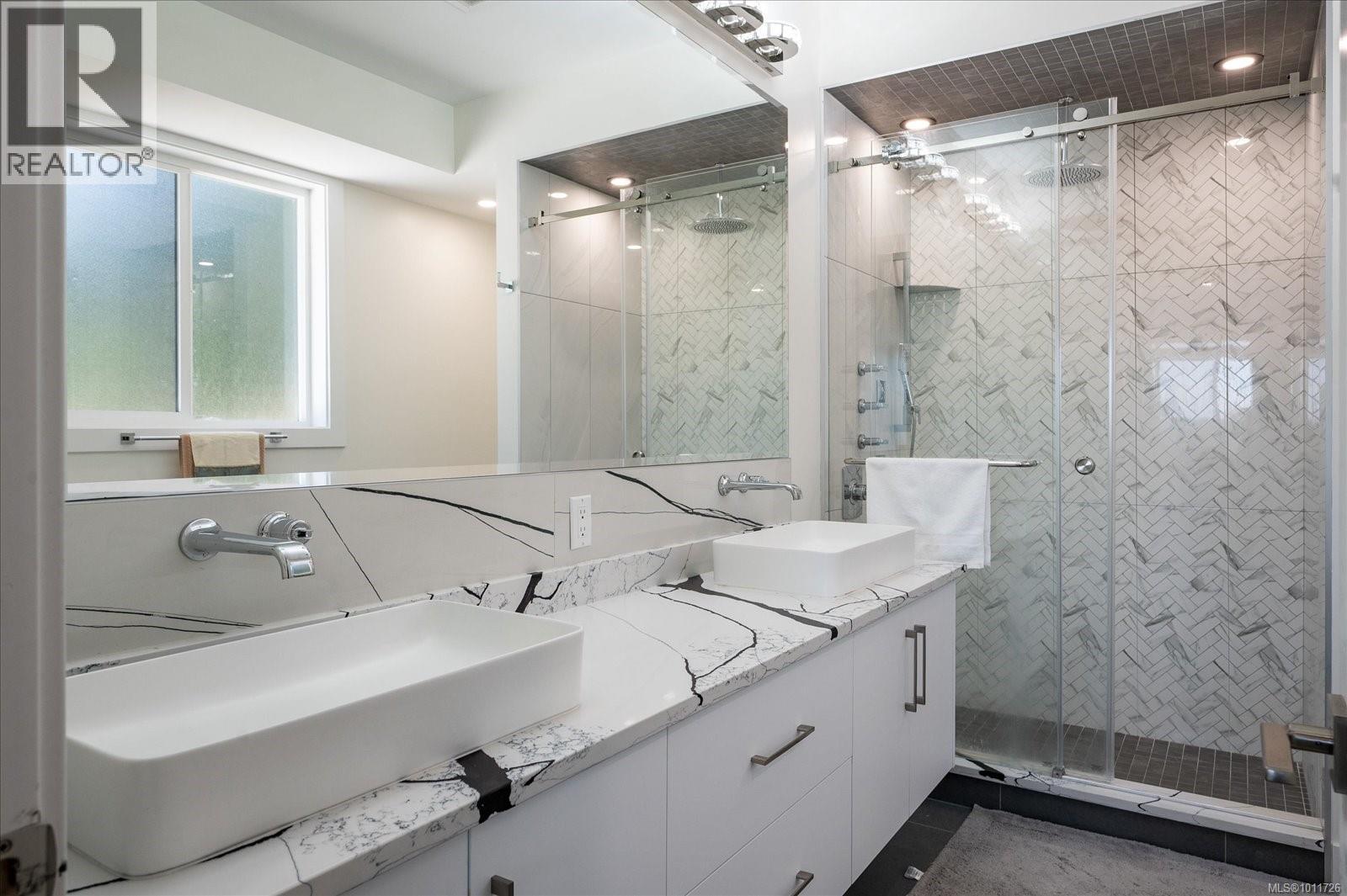 405 Colonia Dr S, Ladysmith