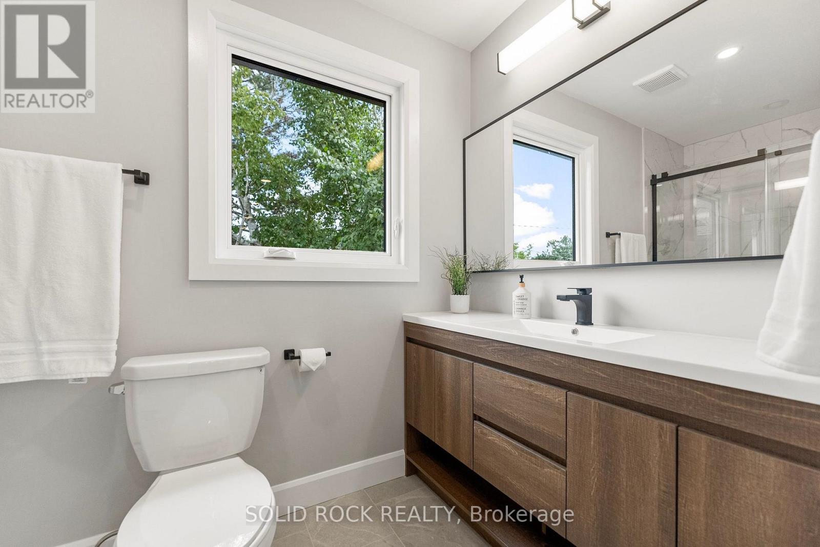 Photo 23 of 210 Carleton Avenue, Ottawa ON