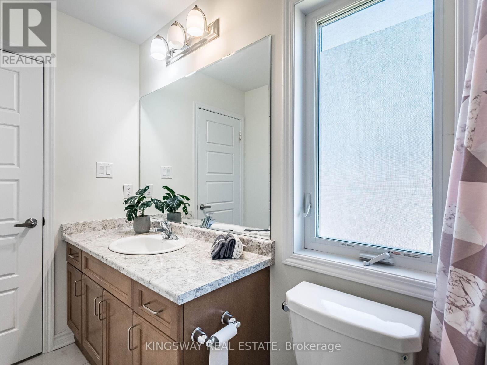 Photo 12 of 1448 Sycamore Garden, Milton ON