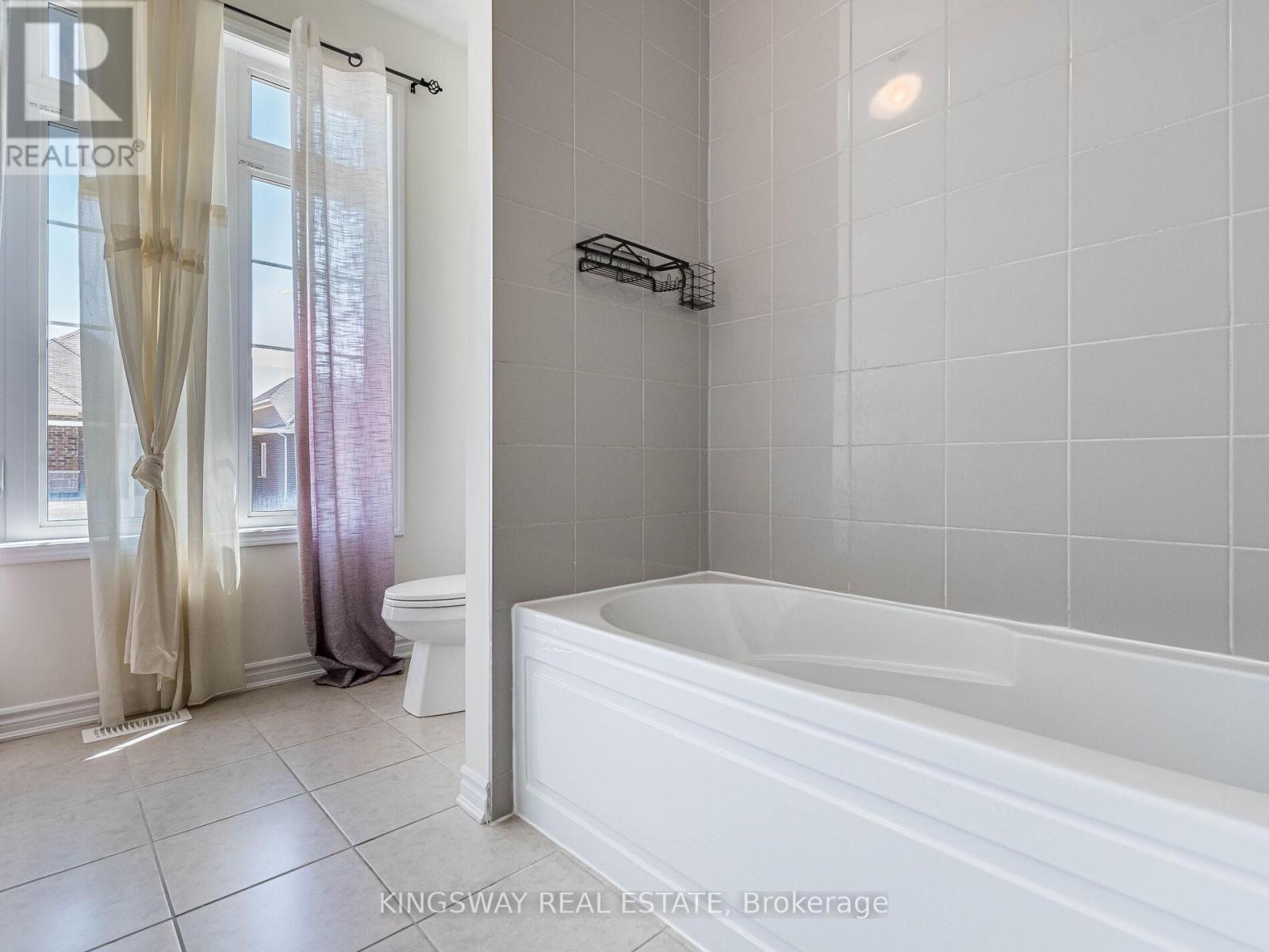 Photo 37 of 1448 Sycamore Garden, Milton ON