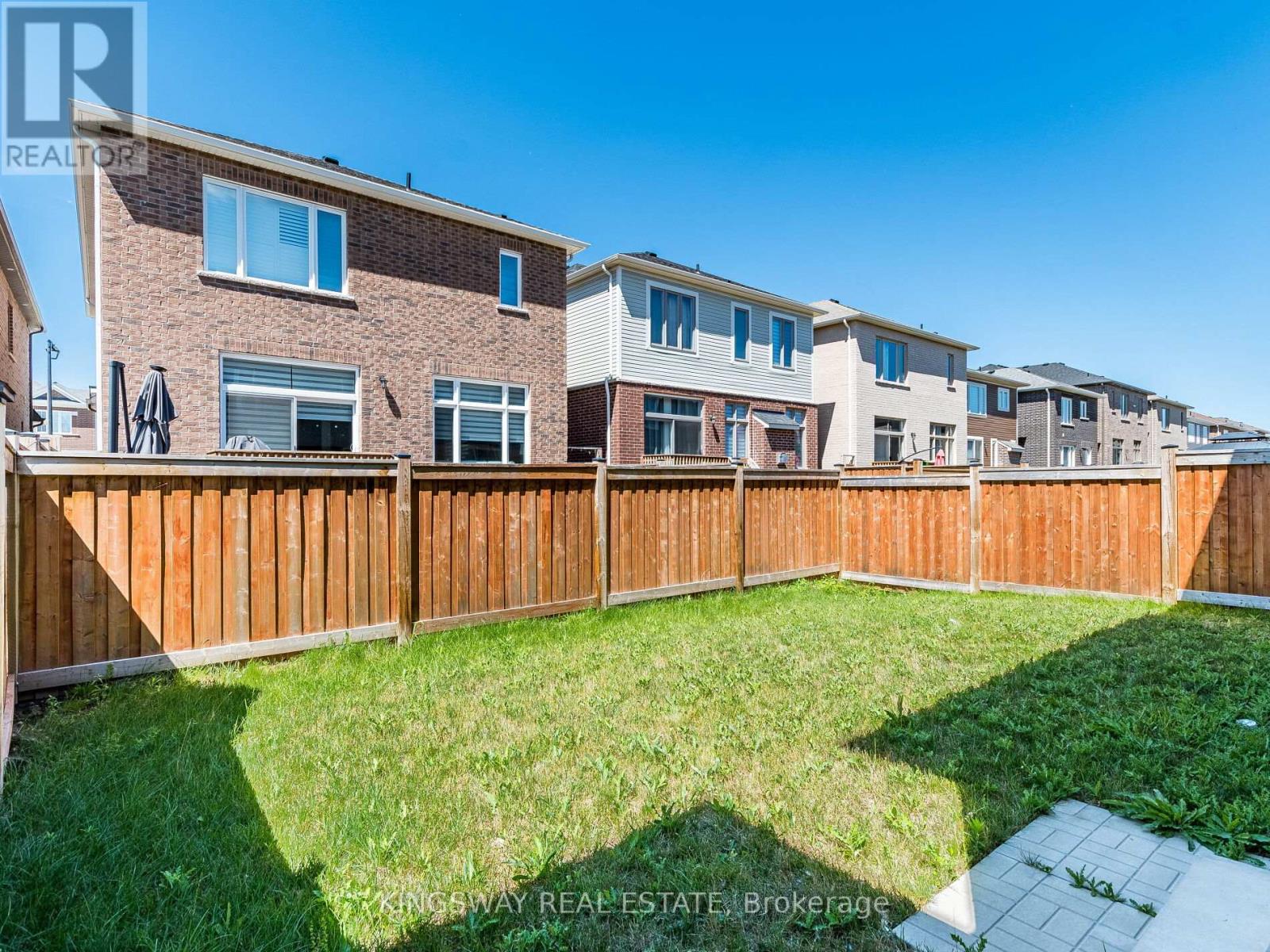 Photo 11 of 1448 Sycamore Garden, Milton ON