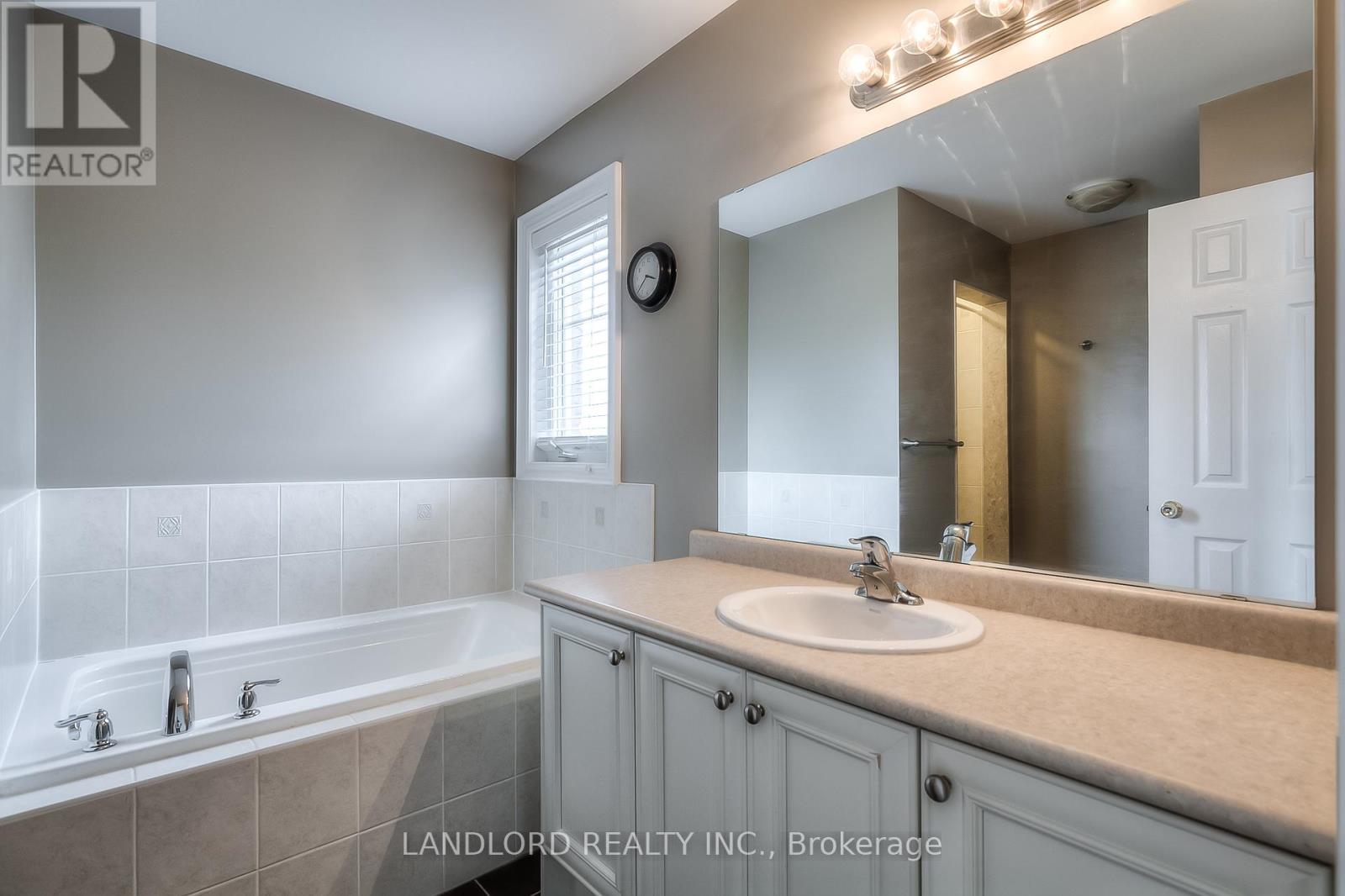 Photo 17 of 993 Southdown Road, Mississauga ON