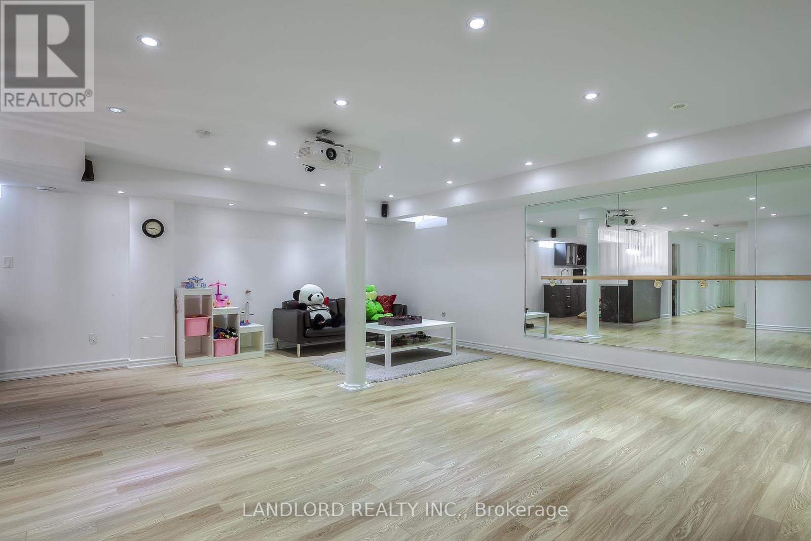 Photo 14 of 993 Southdown Road, Mississauga ON