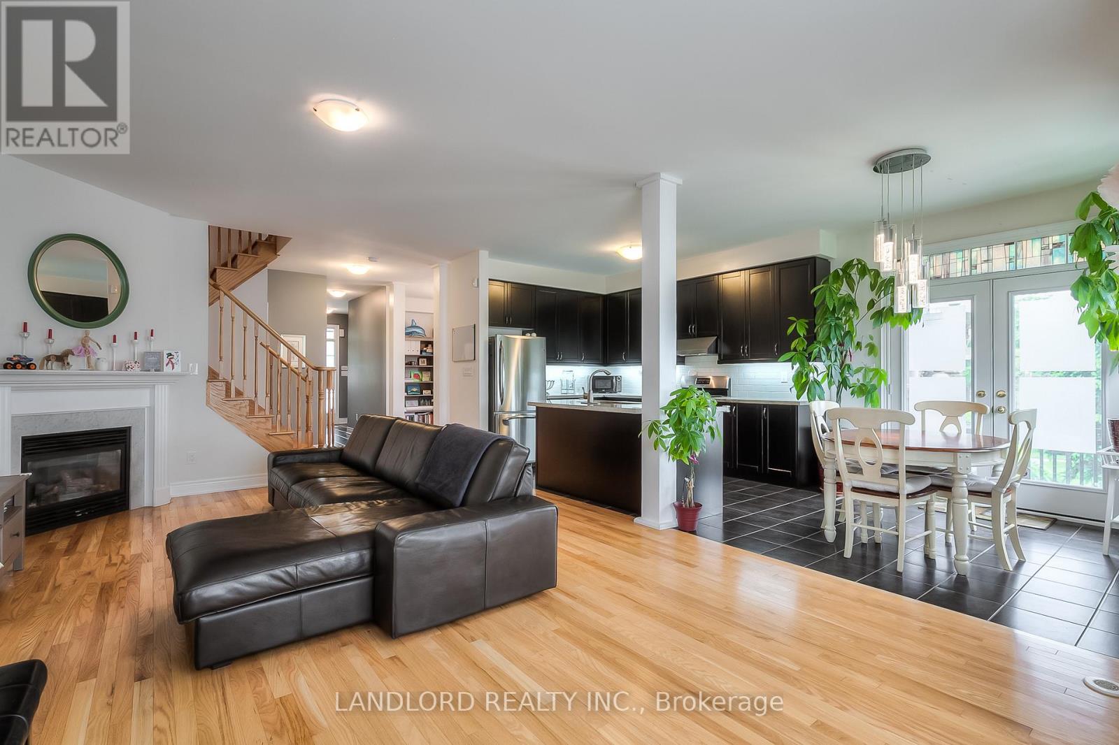 Photo 3 of 993 Southdown Road, Mississauga ON