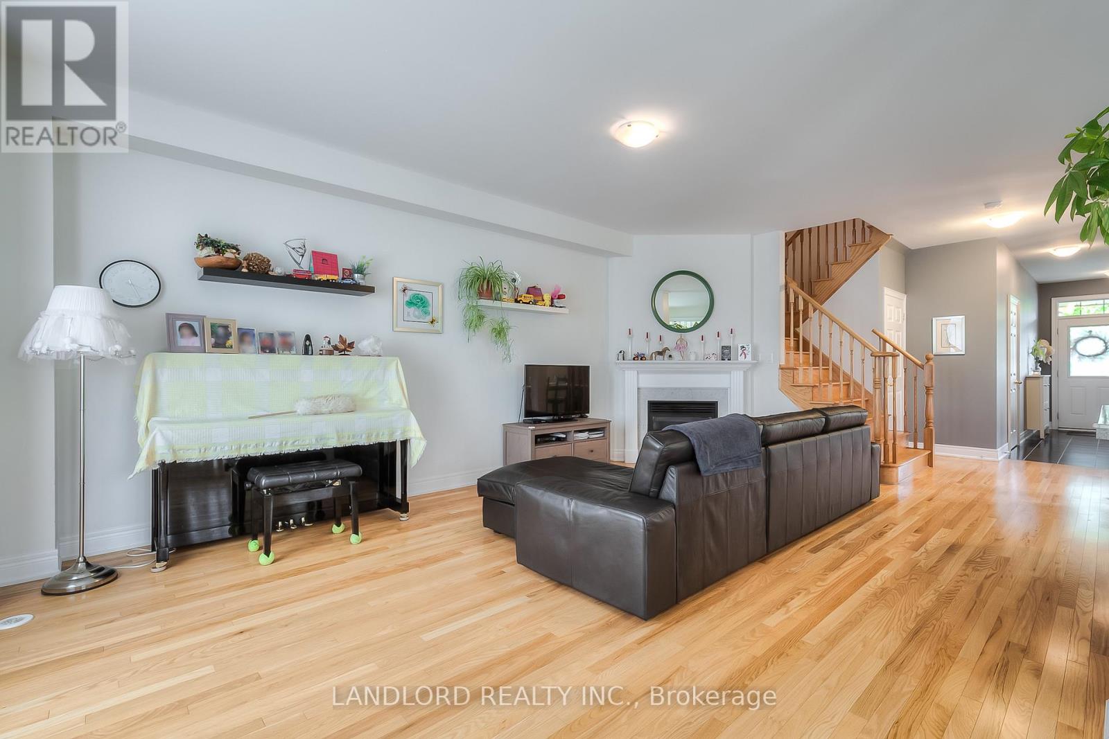Photo 7 of 993 Southdown Road, Mississauga ON