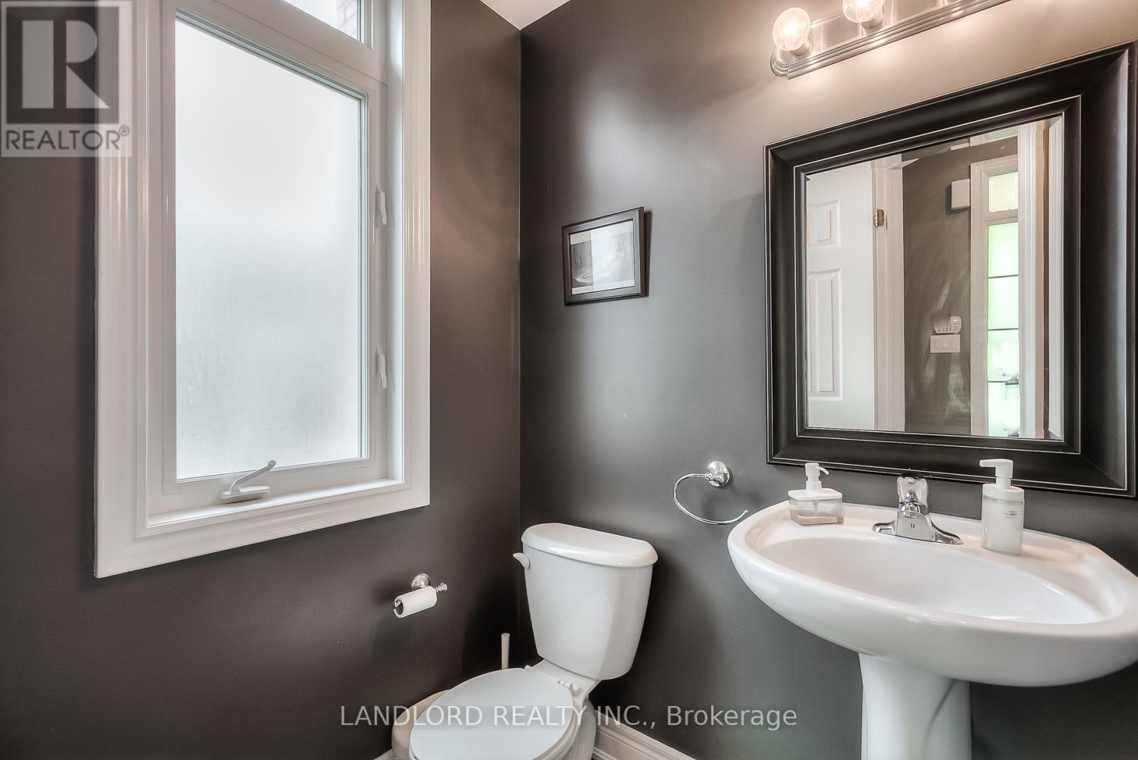 Photo 5 of 993 Southdown Road, Mississauga ON
