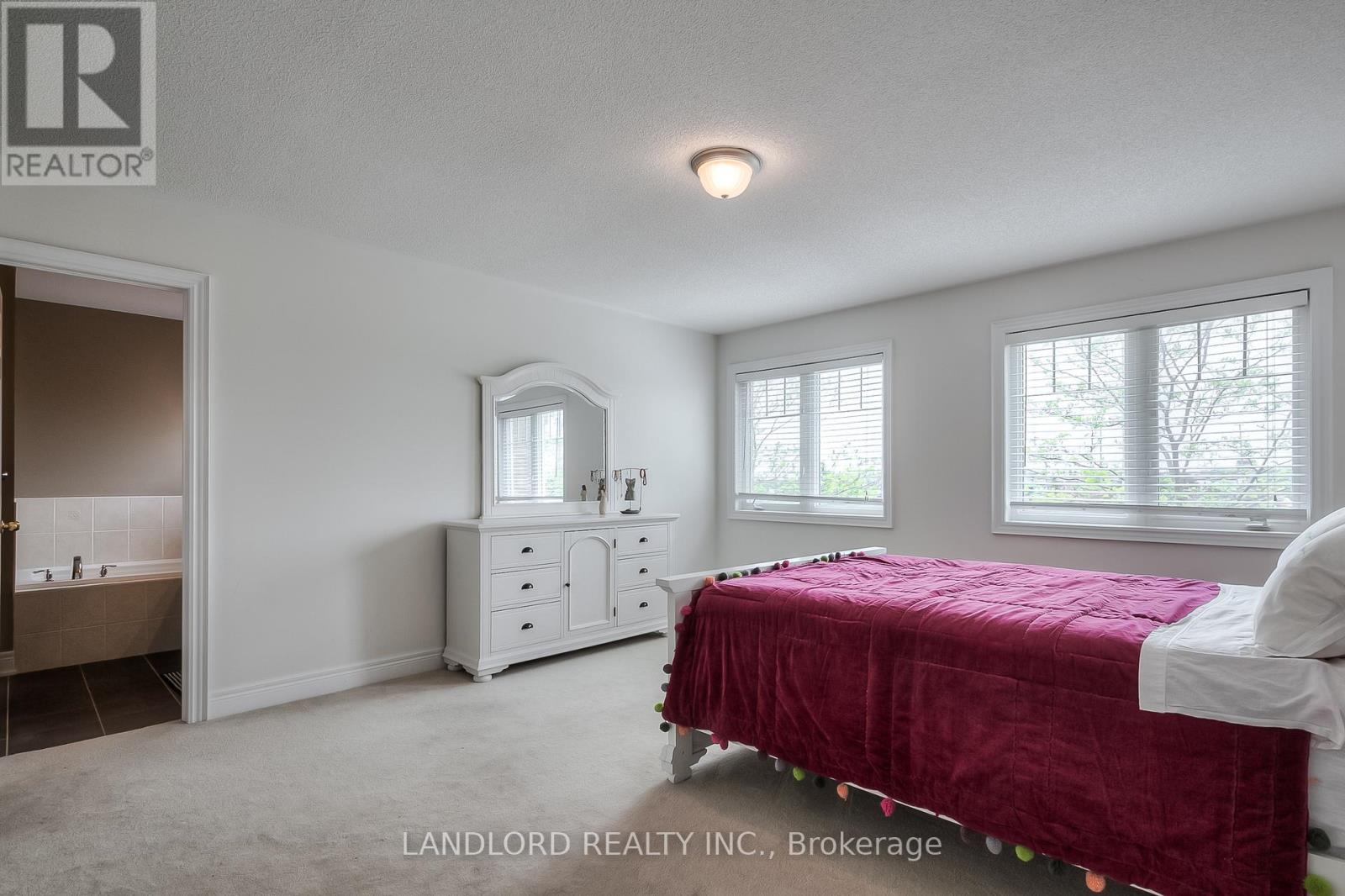Photo 4 of 993 Southdown Road, Mississauga ON