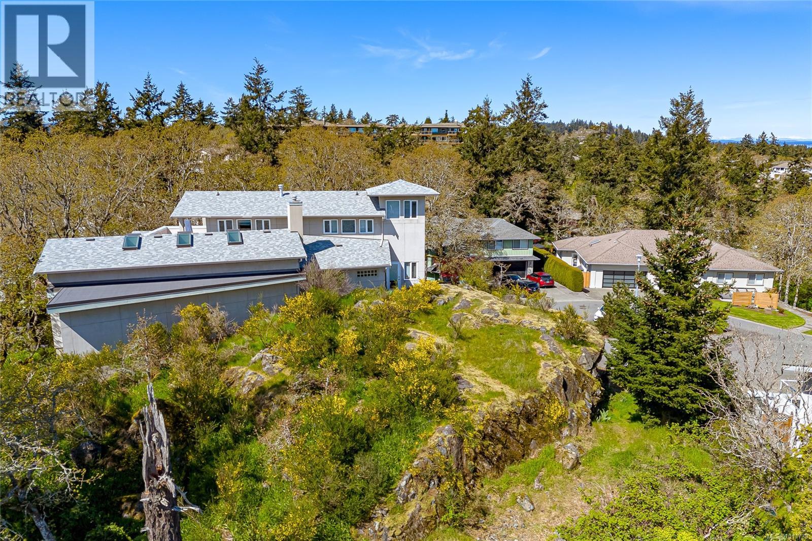Photo 3 of 4280 Westervelt Pl, Saanich BC