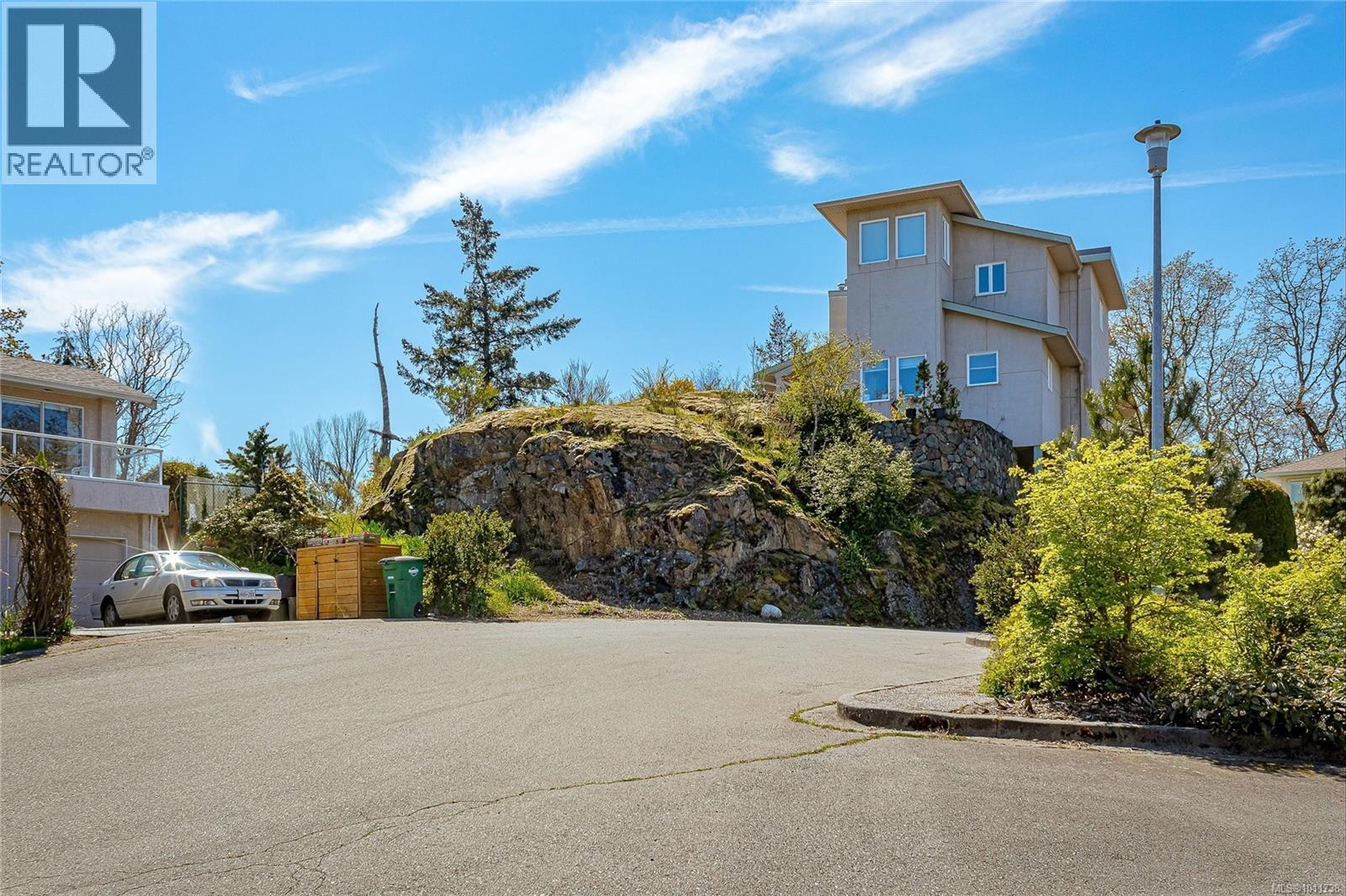 Photo 2 of 4280 Westervelt Pl, Saanich BC