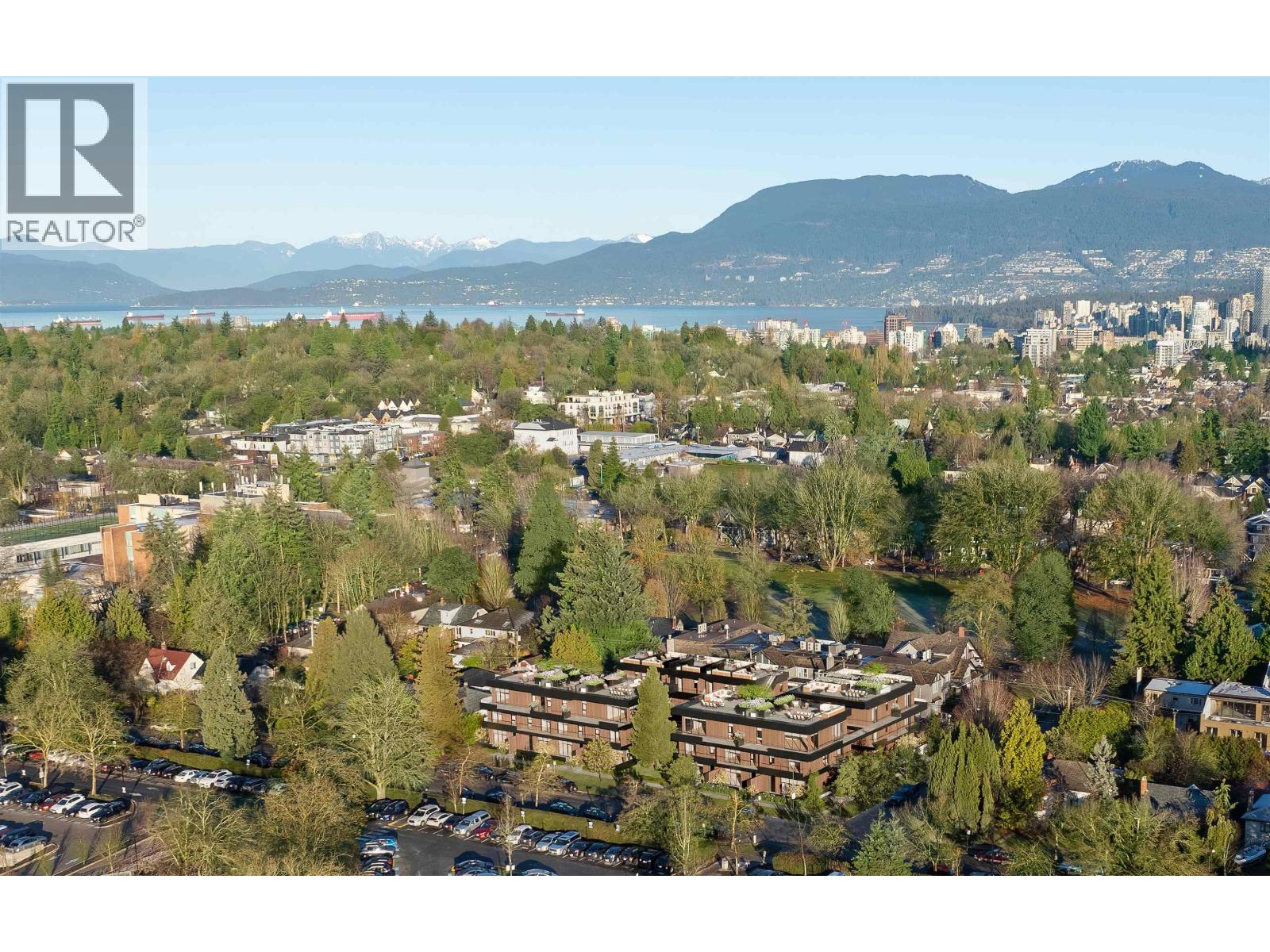 Photo 4 of 805 28th Street, Vancouver BC