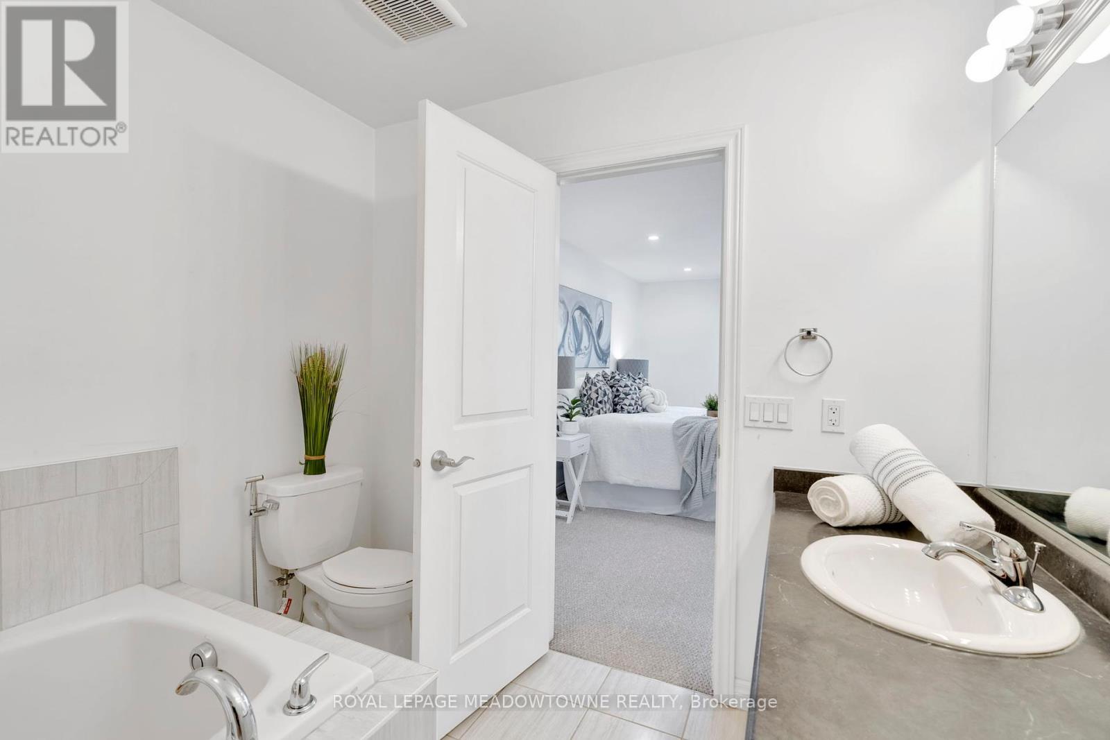 Photo 26 of 266 Dalgleish Trail, Hamilton ON