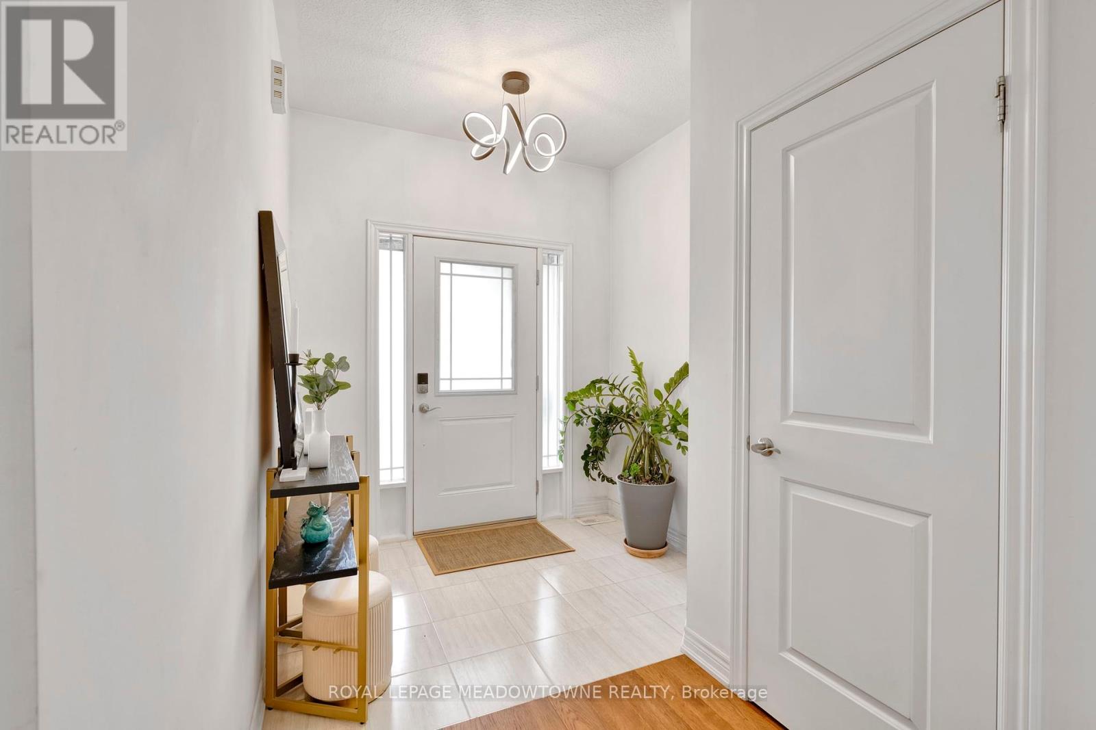 Photo 5 of 266 Dalgleish Trail, Hamilton ON