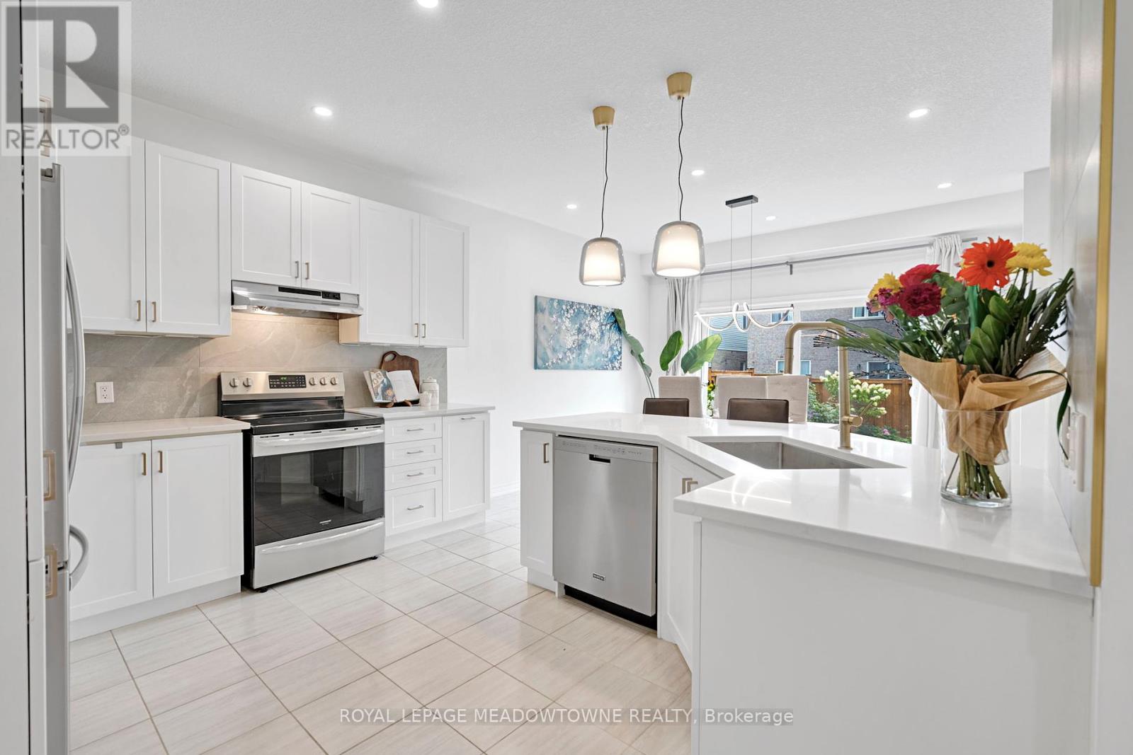Photo 8 of 266 Dalgleish Trail, Hamilton ON