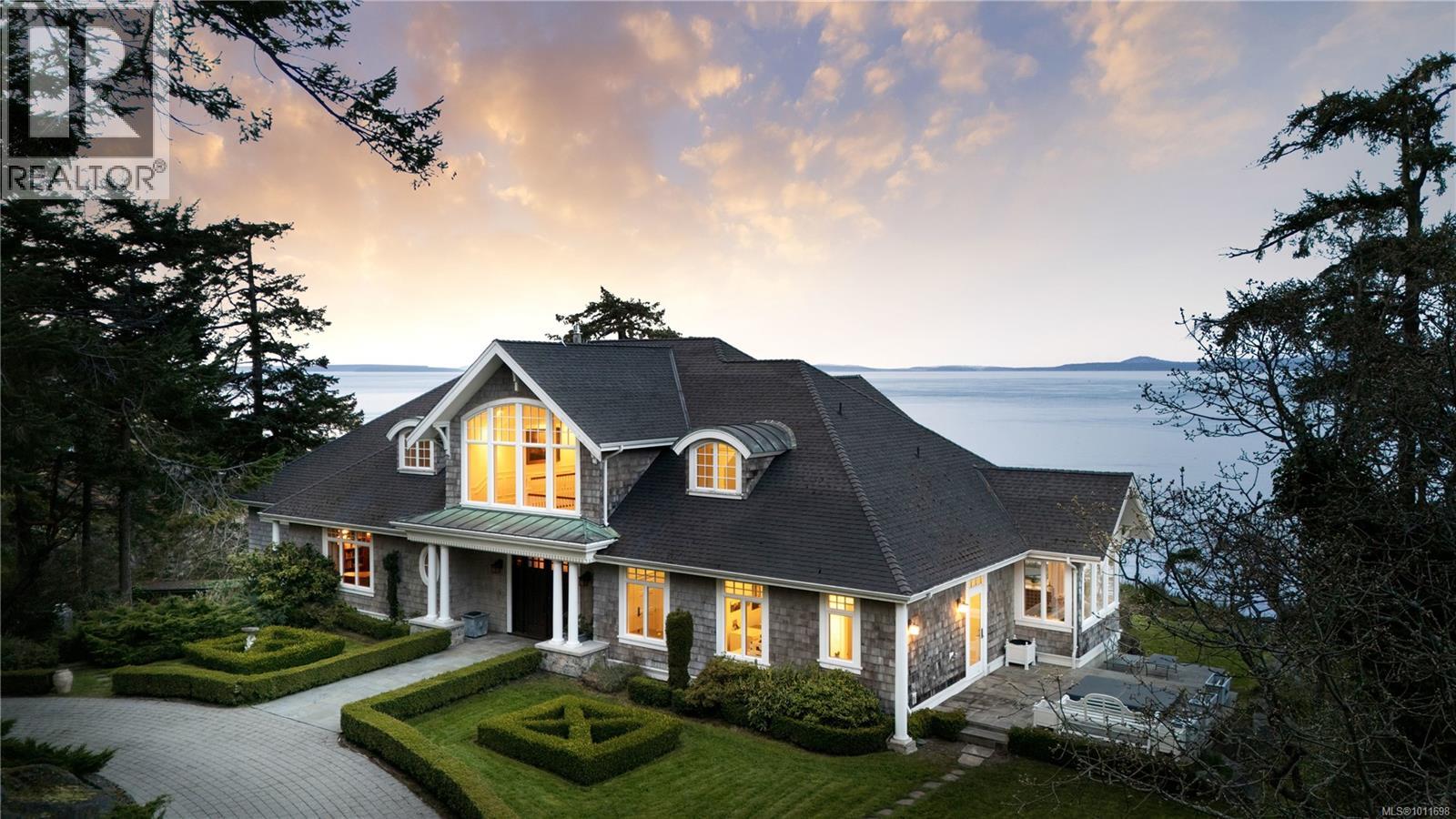  2600 Queenswood Drive, Saanich