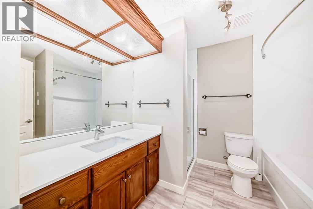 Photo 4 of 5 10030 Oakmoor Way Sw, Calgary AB