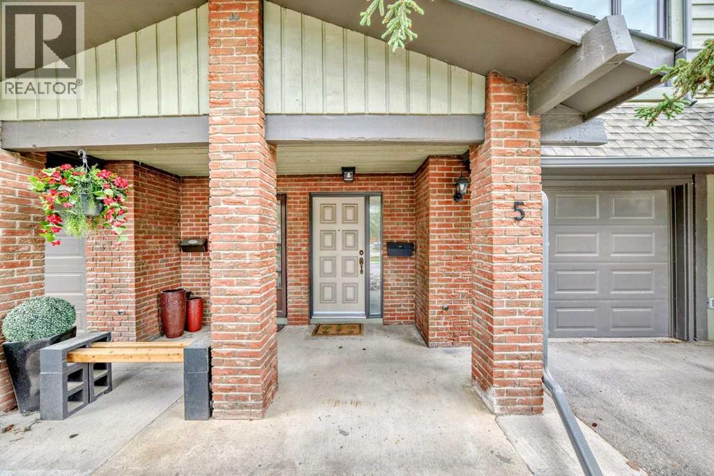 Photo 7 of 5 10030 Oakmoor Way Sw, Calgary AB