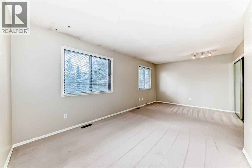 Photo 11 of 5 10030 Oakmoor Way Sw, Calgary AB