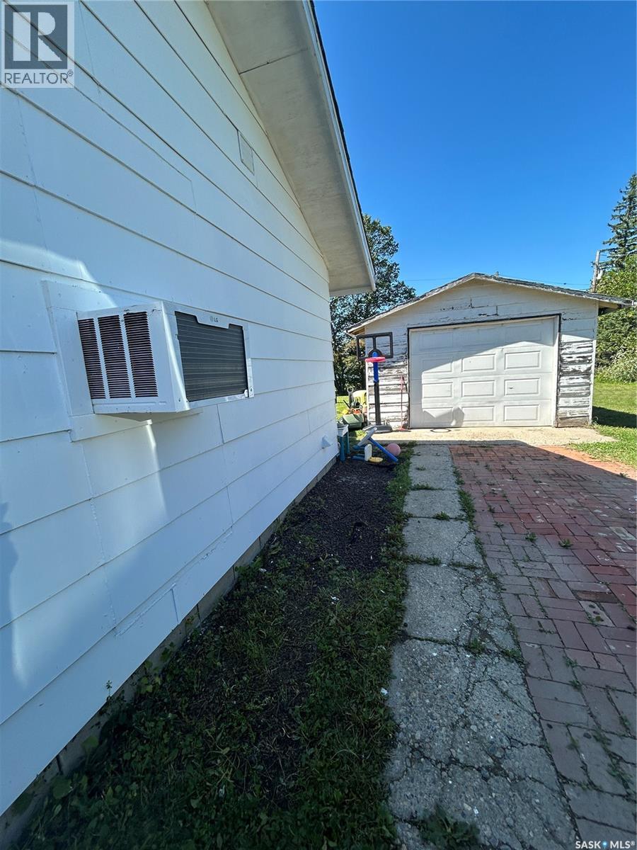Photo 10 of 222 2nd Avenue W, Kelvington SK