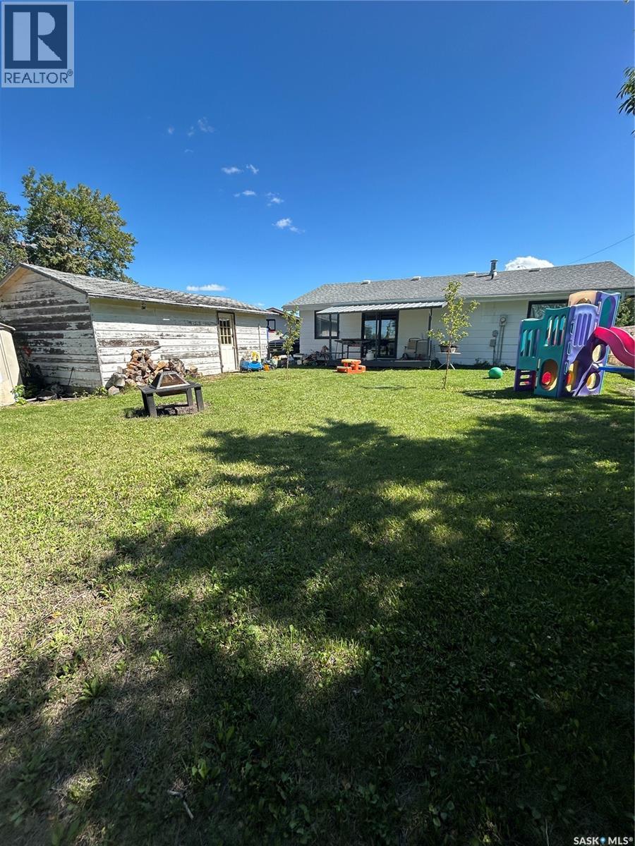 Photo 11 of 222 2nd Avenue W, Kelvington SK