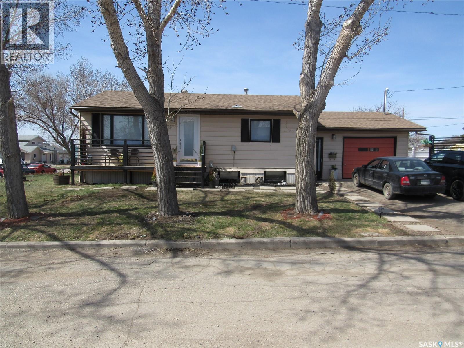 Photo 14 of 301 6th Avenue W, Rosetown SK