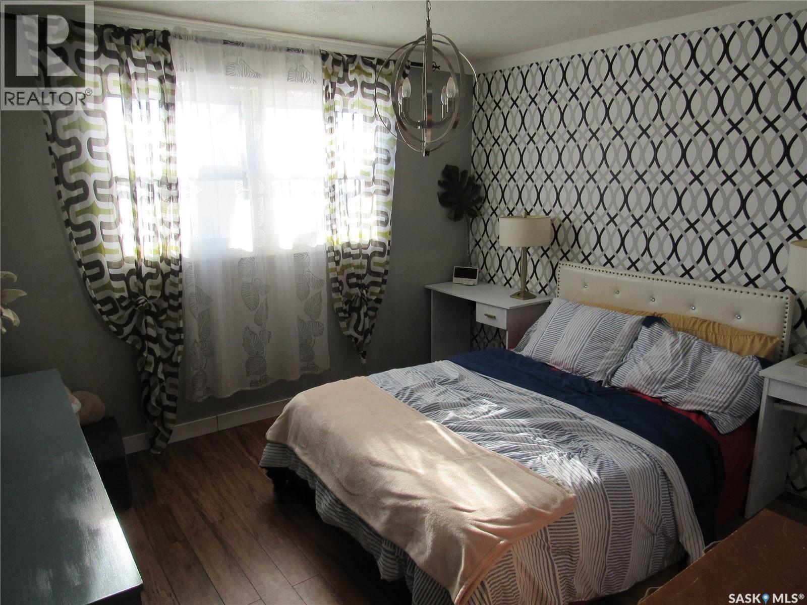 Photo 16 of 301 6th Avenue W, Rosetown SK