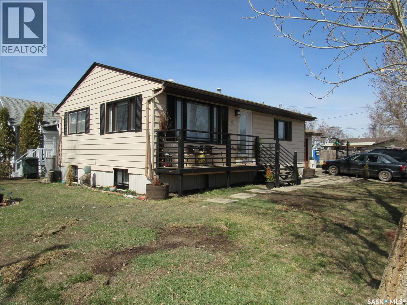 Photo 3 of 301 6th Avenue W, Rosetown SK