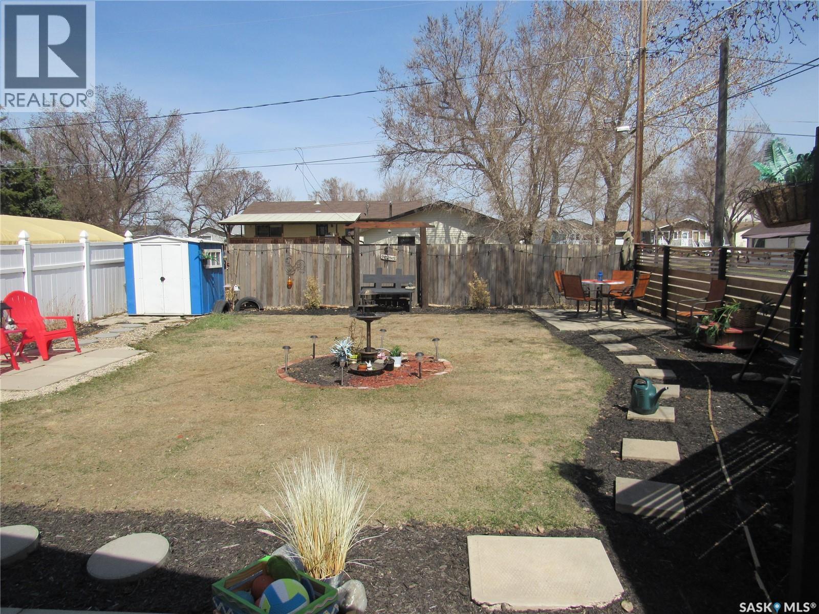 Photo 7 of 301 6th Avenue W, Rosetown SK