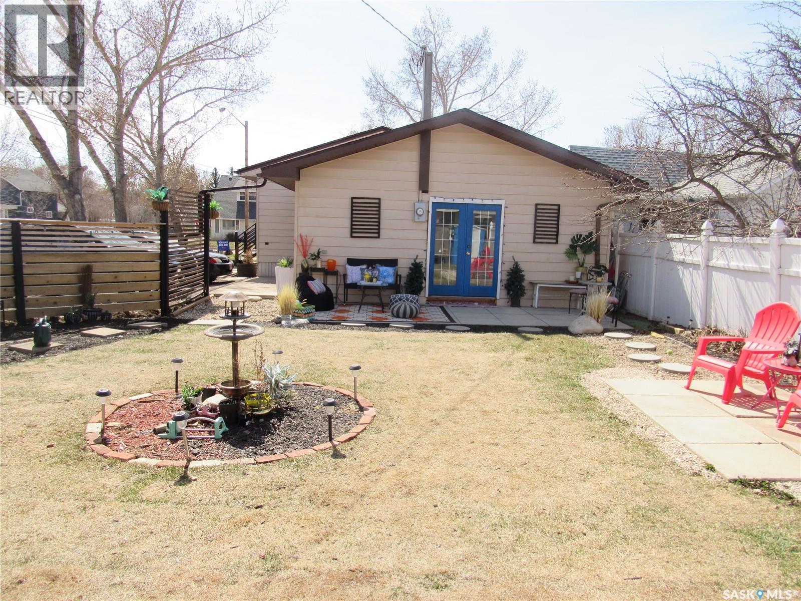 Photo 12 of 301 6th Avenue W, Rosetown SK