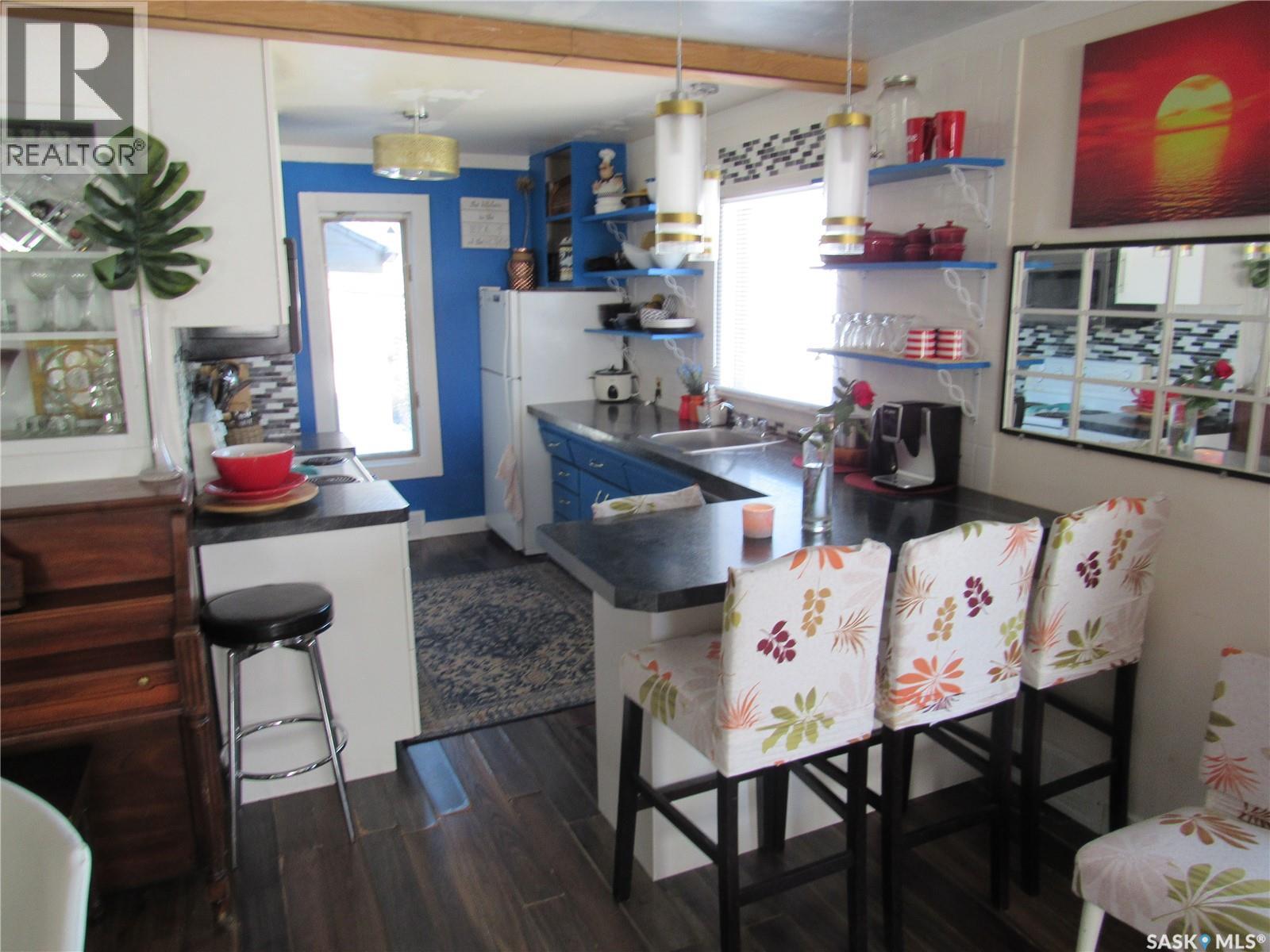 Photo 13 of 301 6th Avenue W, Rosetown SK