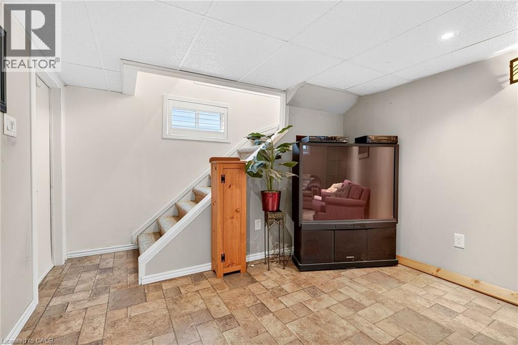 Photo 34 of 15 Donald Avenue, Dundas ON