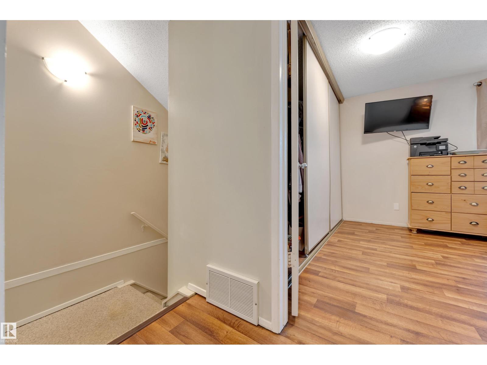Photo 24 of 49 1651 46 St Nw, Edmonton AB