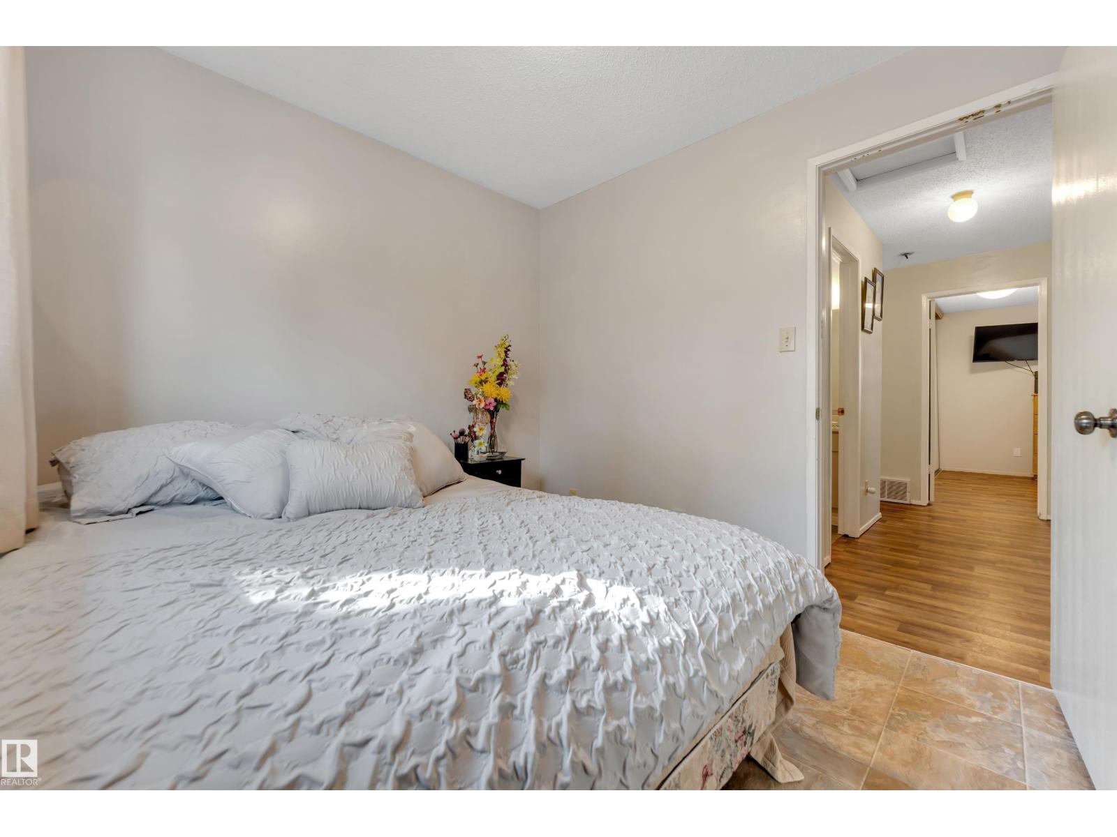 Photo 32 of 49 1651 46 St Nw, Edmonton AB