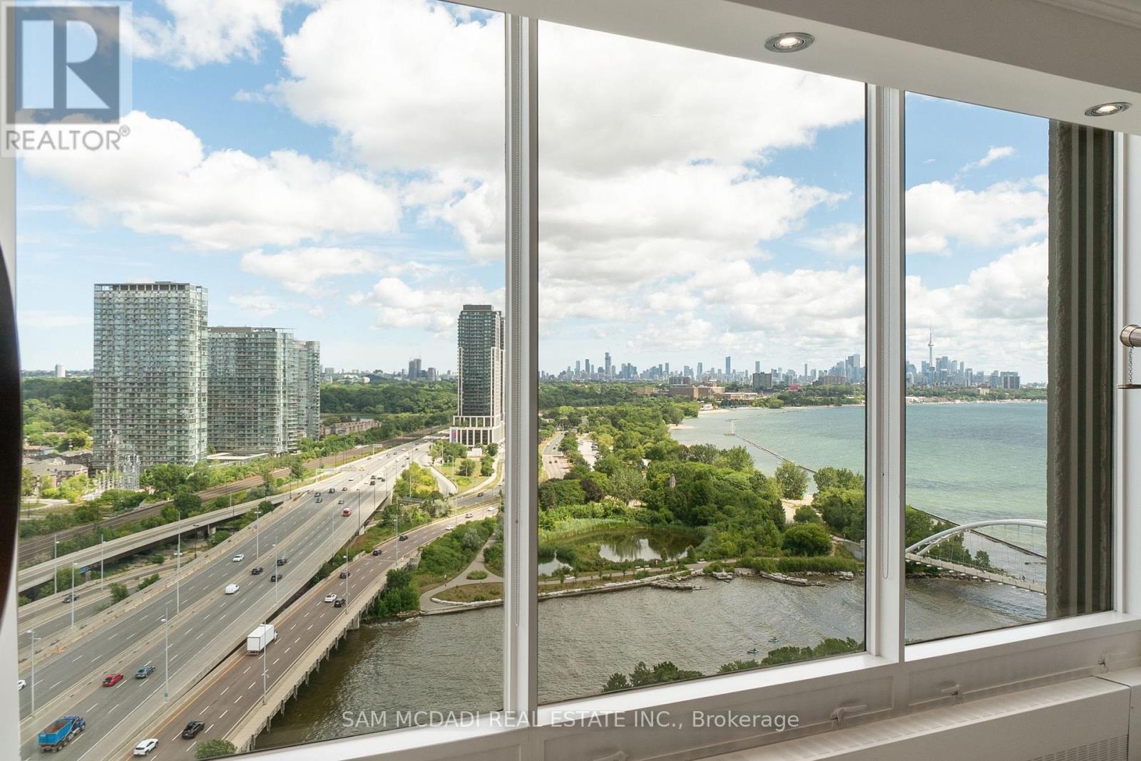 Photo 3 of 2212 2045 Lakeshore Boulevard W, Toronto ON