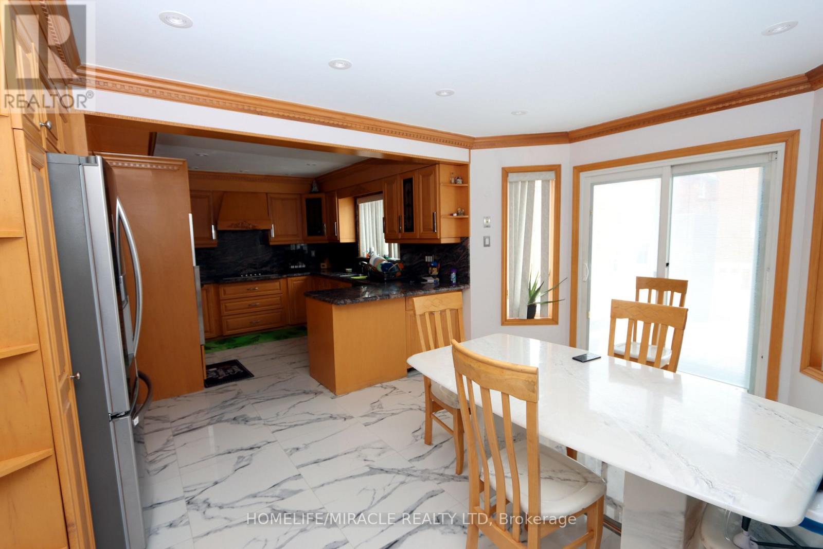 Photo 5 of 60 Brookfield Court, Brampton ON